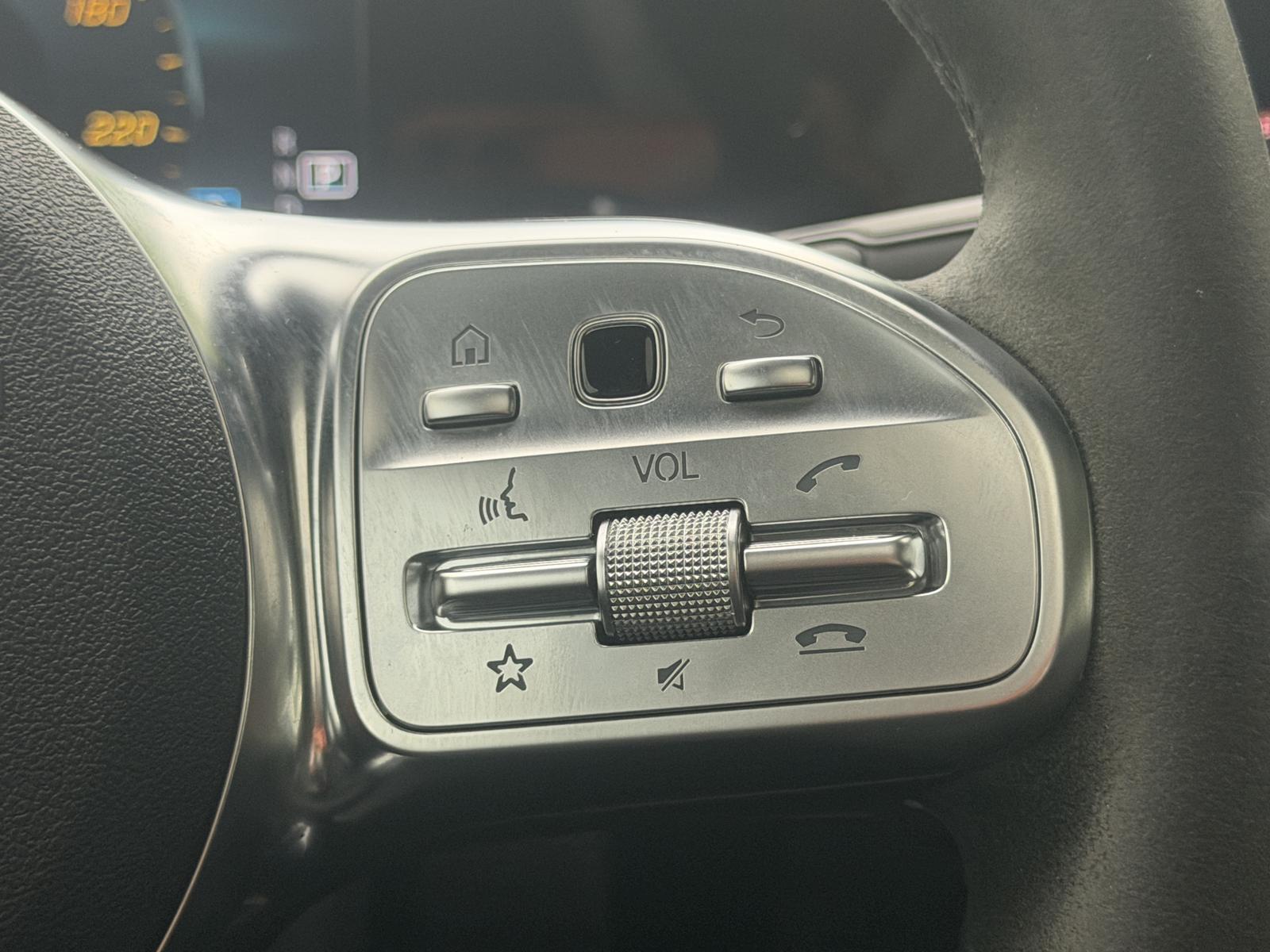 Mercedes-Benz A 250 e AMG LED MBUX Distronic Pano Kamera-360°