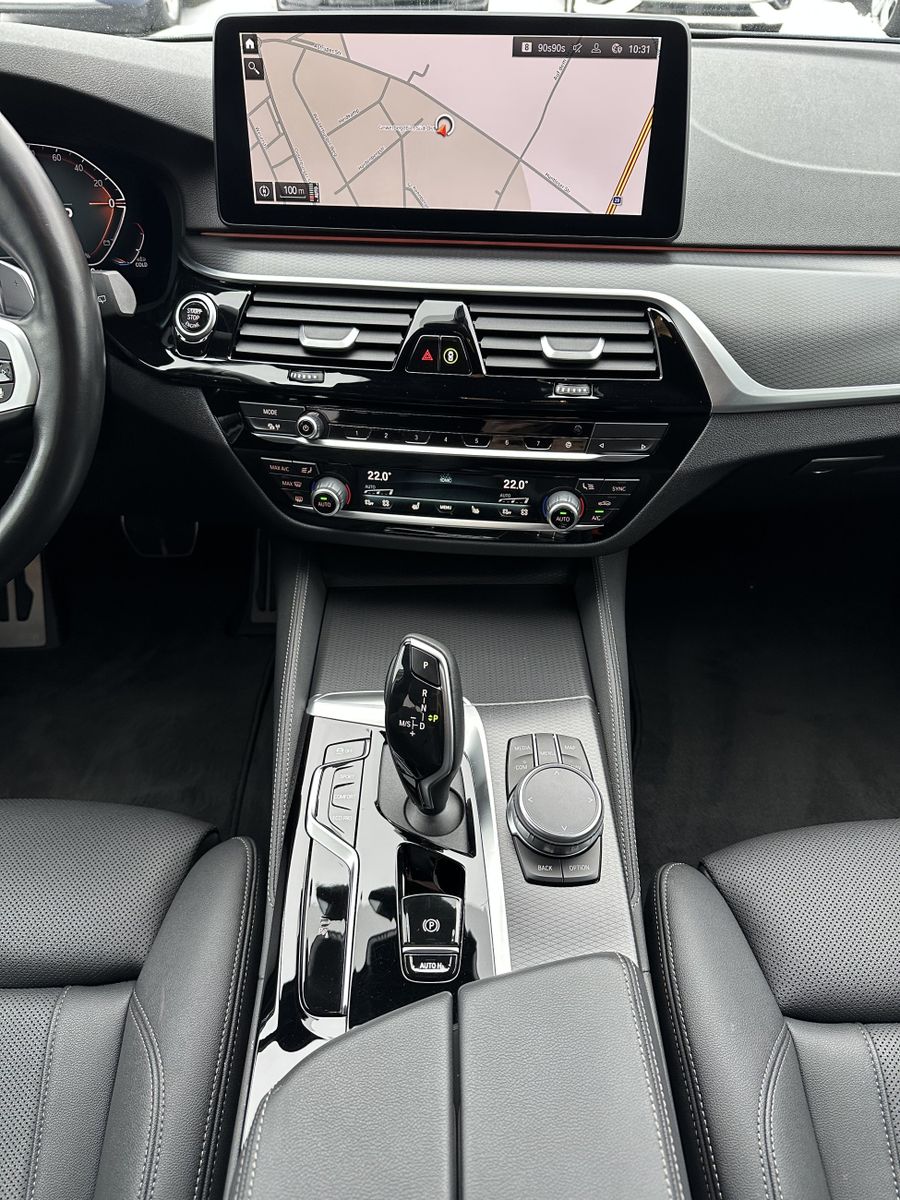 Fahrzeugabbildung BMW 530i Touring M-Sport NAV+LED+AHK+KAM+H&K+20ZO+VC