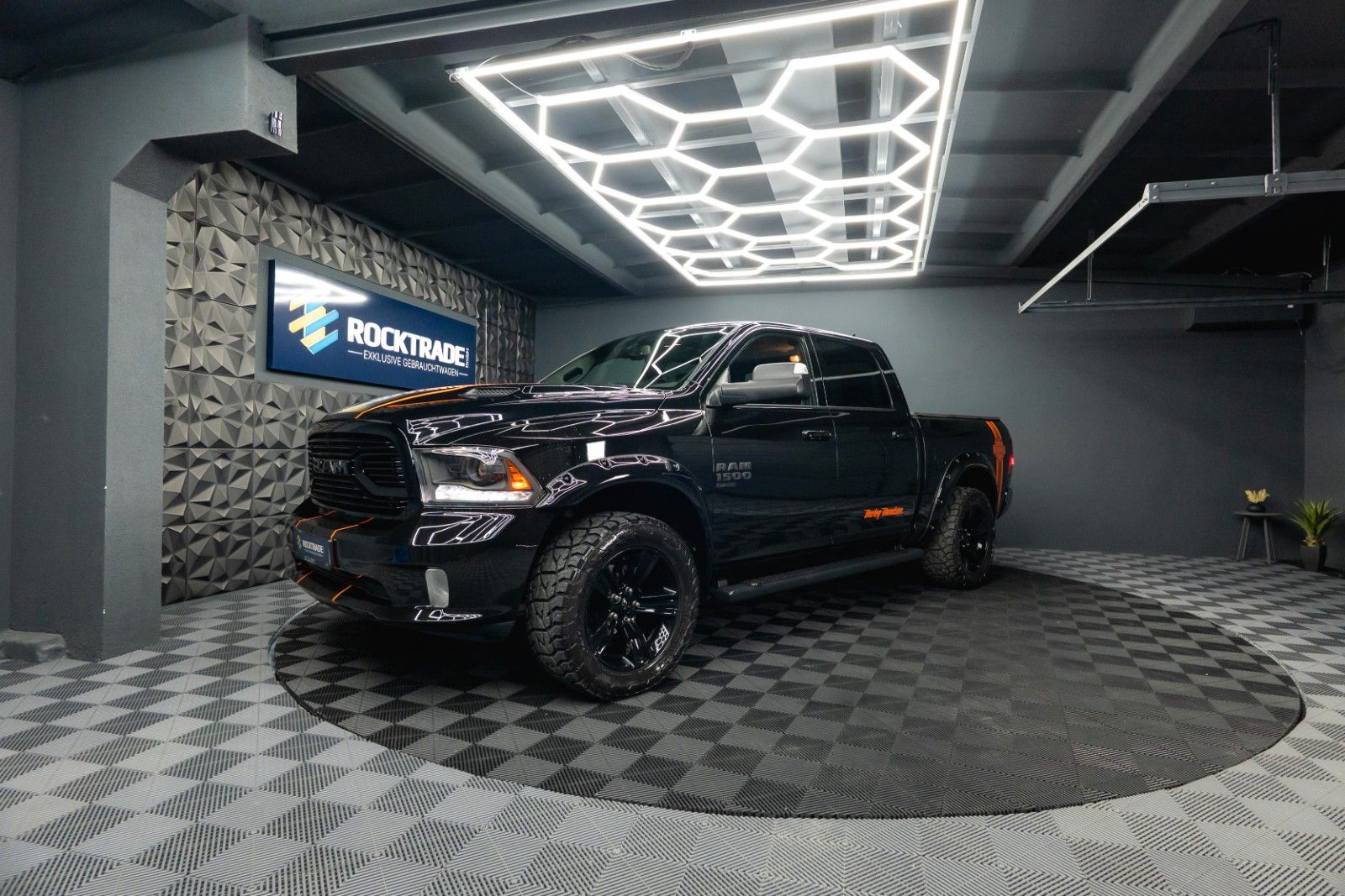 Fahrzeugabbildung Dodge RAM 5.7 V8 HEMI 4x4 OFFROAD Night HarleyDavidson