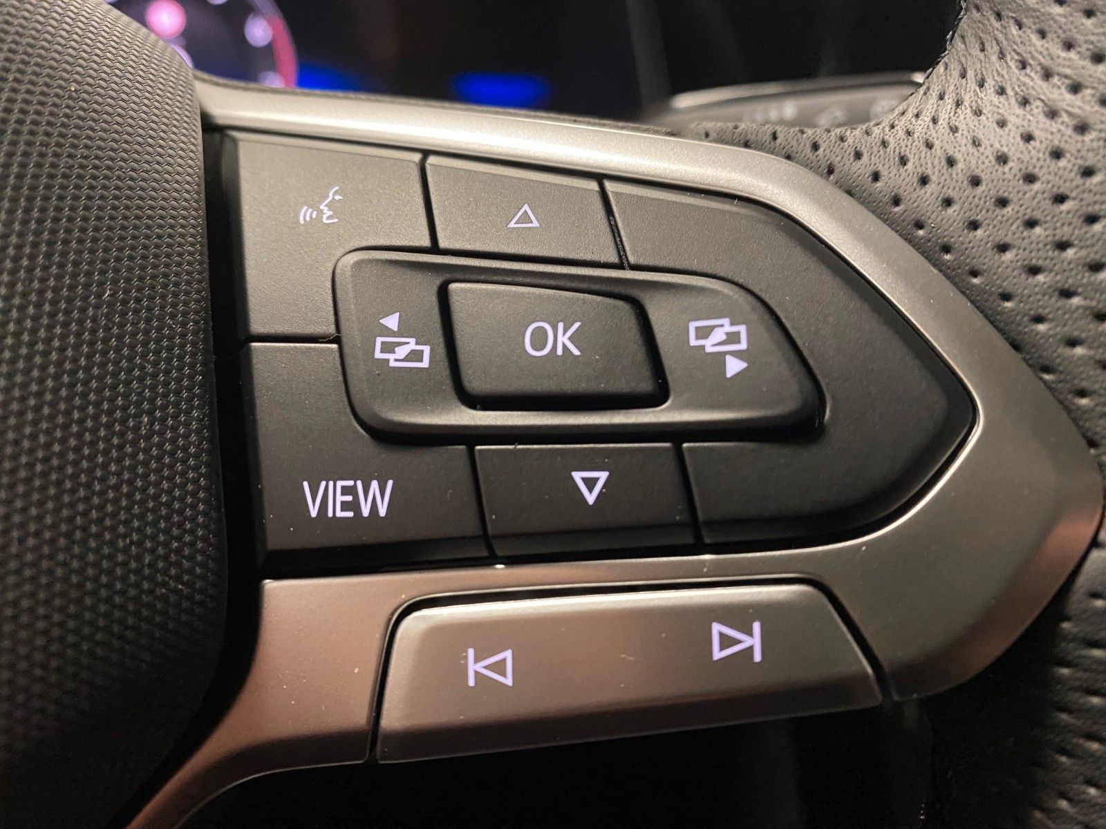 Fahrzeugabbildung Volkswagen T-Roc 1.5 TSI DSG R-Line+ACC+AHK+19"+KAMERA+LED+