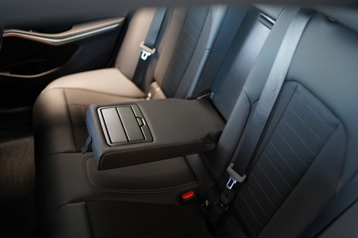 Fahrzeugabbildung BMW 320i Sport Line +DAB+PDC+Sportsitze+Alarmanlage+