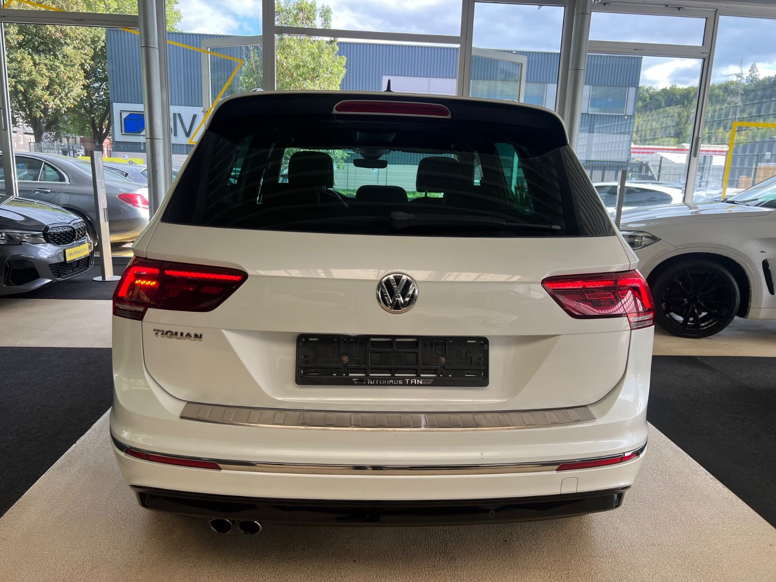 Fahrzeugabbildung Volkswagen Tiguan Highline 4Motion R line *HEAD-UP*MEMORY*
