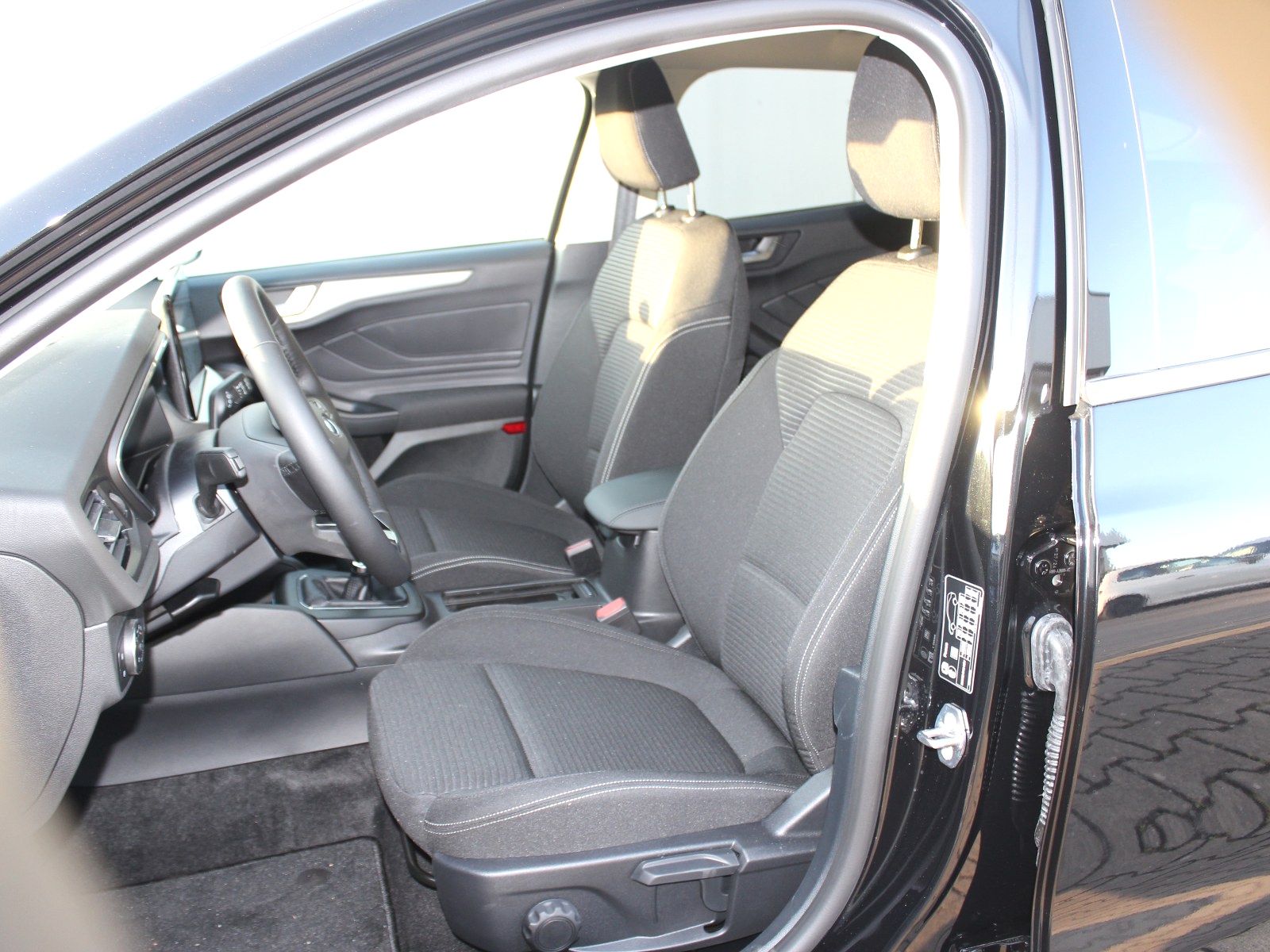 Fahrzeugabbildung Ford Focus Titanium 1,0 EcoBoost MildHybrid