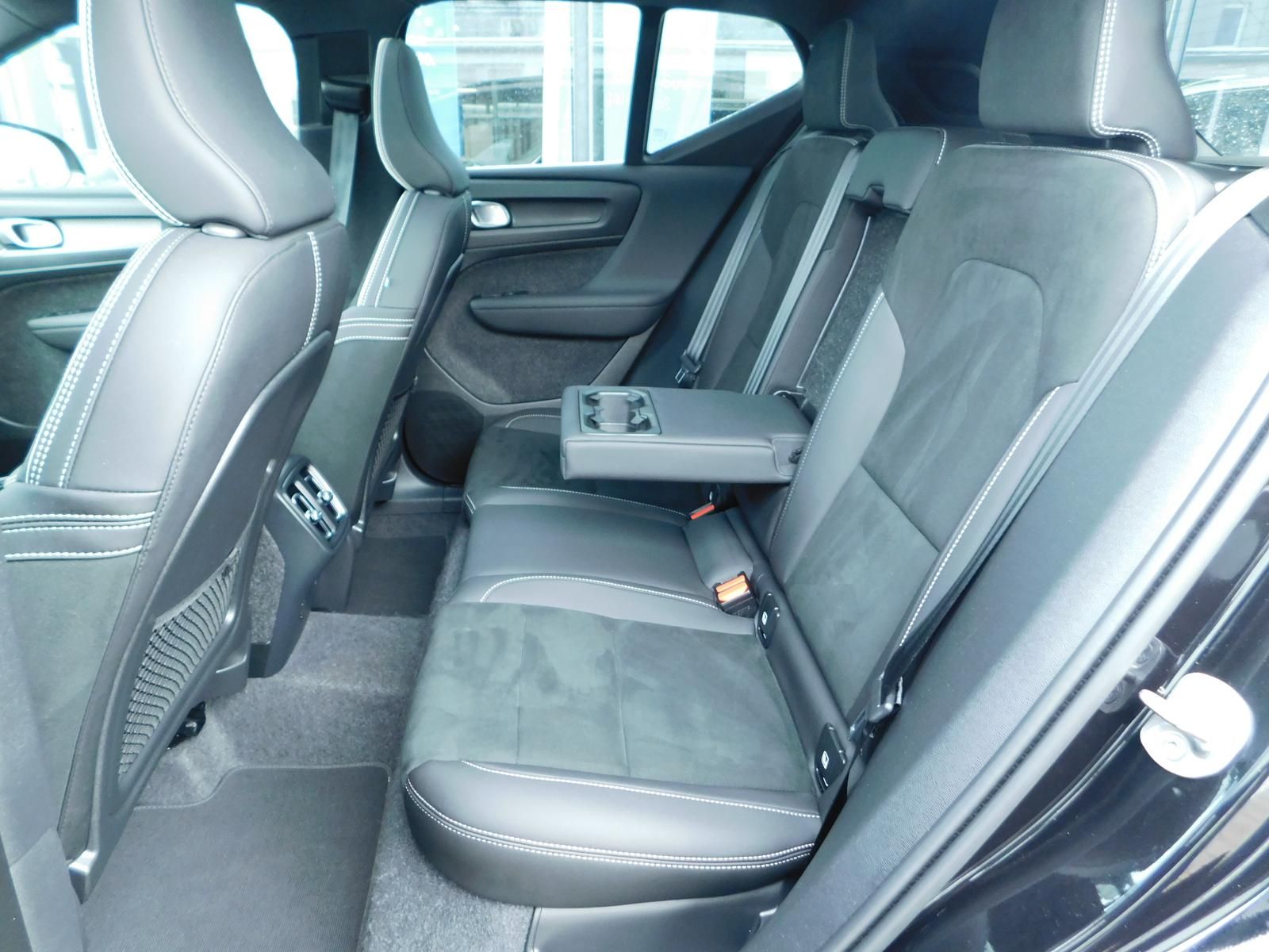 Fahrzeugabbildung Volvo XC40 B3 Ultra Black Editon "Glasdach,360°Cam"