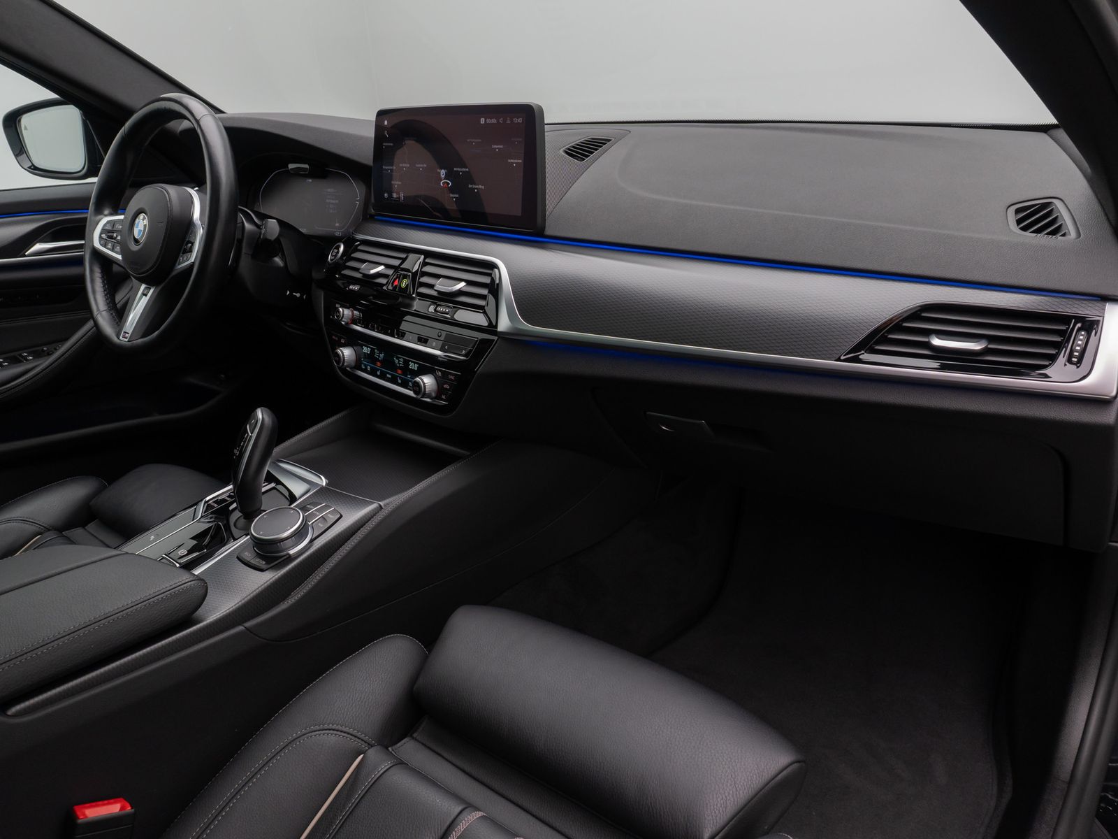 Fahrzeugabbildung BMW 540d xD M Sport DAB HUD DisplayKey Panorama HiFi