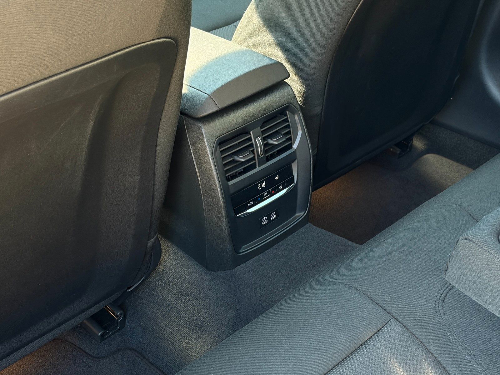 Fahrzeugabbildung BMW 318i Limo Autom. SHZ LED LKA TEMP CarPlay Navi