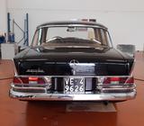Mercedes-Benz 220 - Mercedes-Benz 220 mit Benzin-Antrieb: Leder