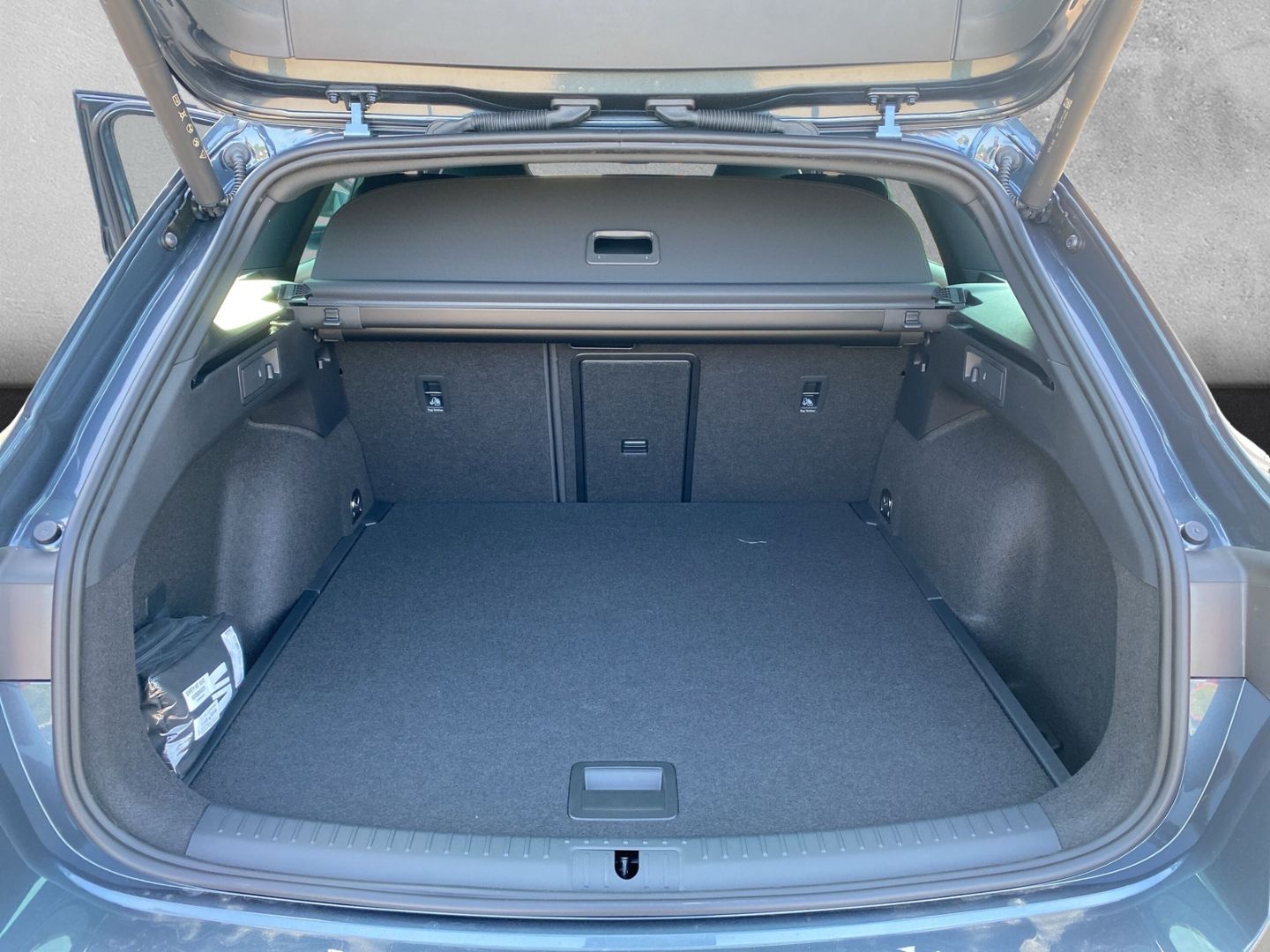 Fahrzeugabbildung CUPRA Leon Sportstourer 4Drive VZ*NAVI*MATRIX-LED*SHZ*