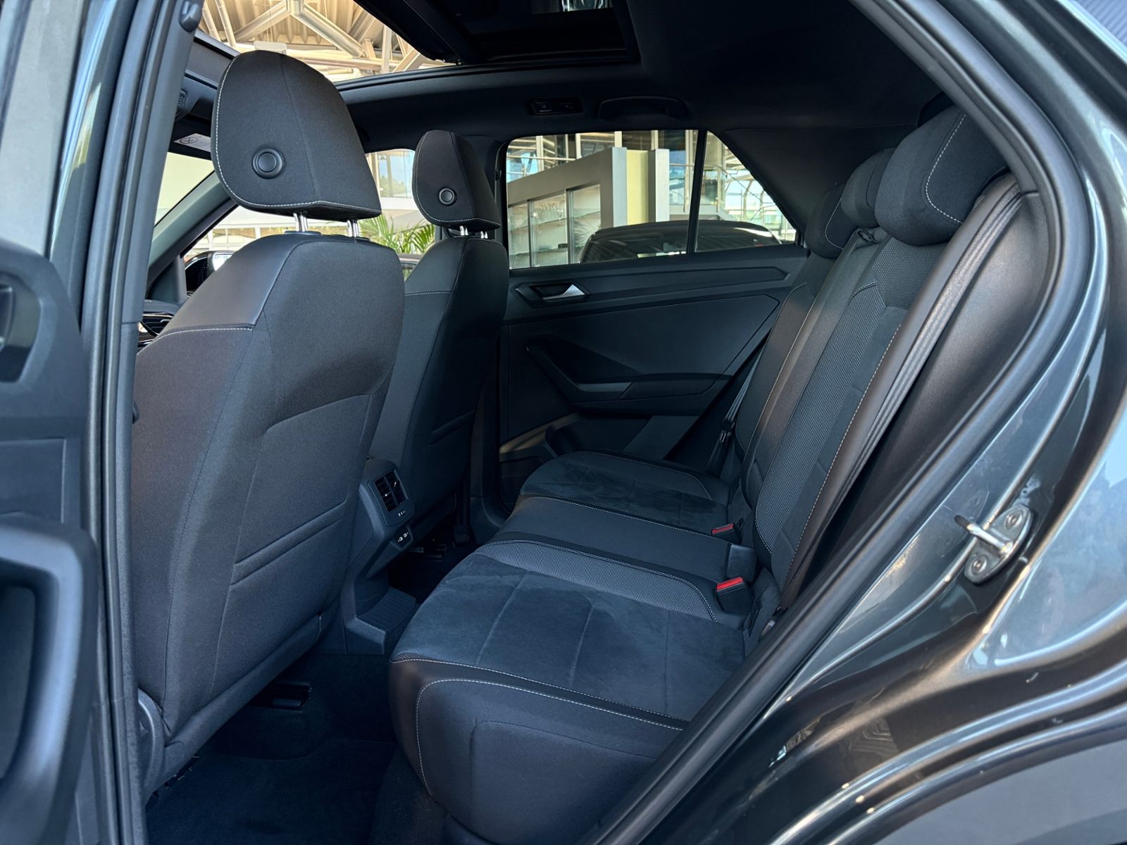 Fahrzeugabbildung Volkswagen T-Roc R-Line 1.5 l TSI  PANO ACC LED NAVI