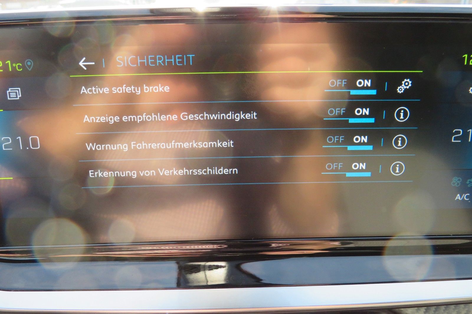 Fahrzeugabbildung Peugeot 2008 e- GT PANO NAVI KAMERA SITZH. PDC 1.HD