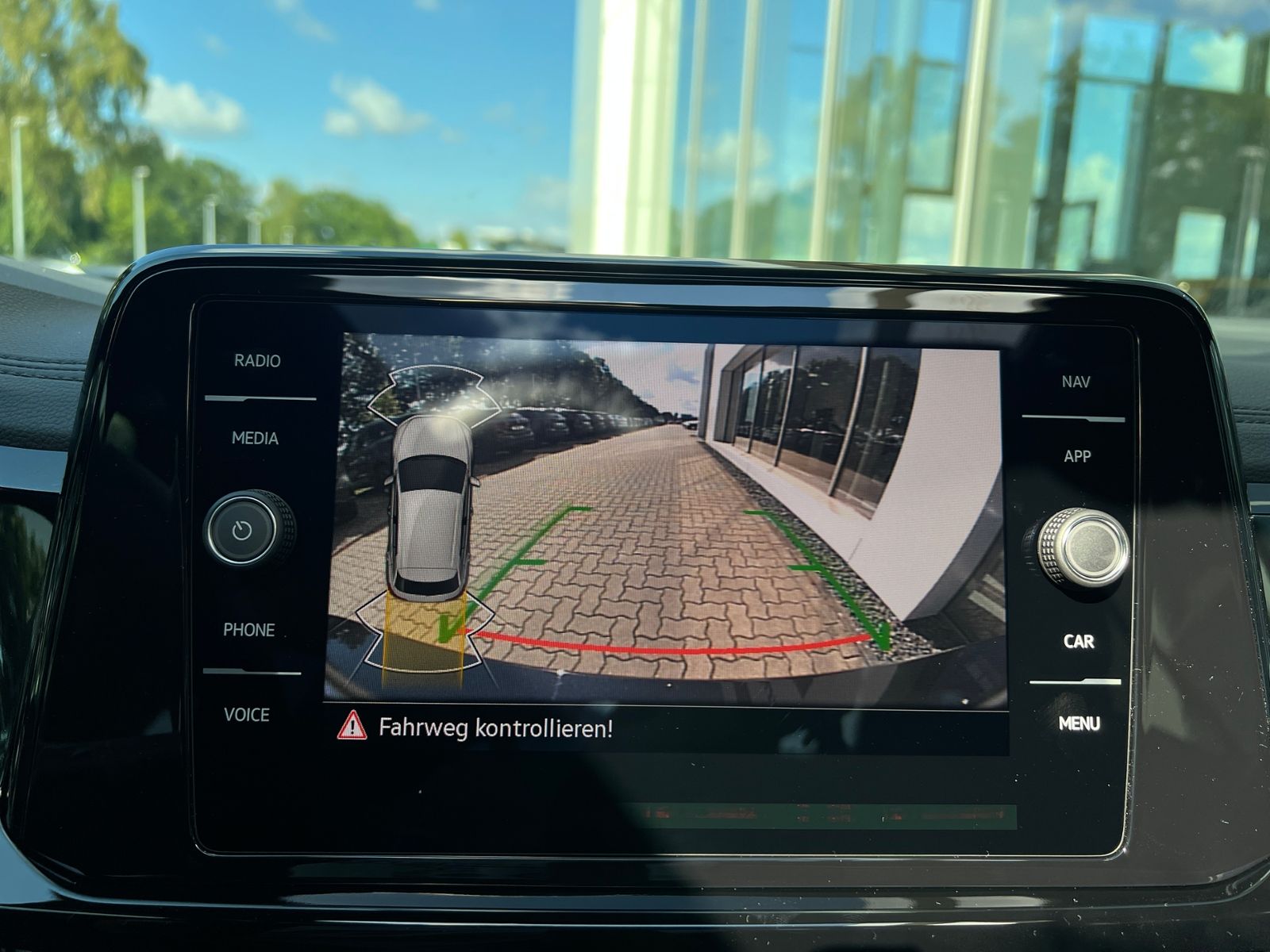 Fahrzeugabbildung Volkswagen T-Roc R-Line 1.5 TSI DSG *AHK, Pano, Black Style