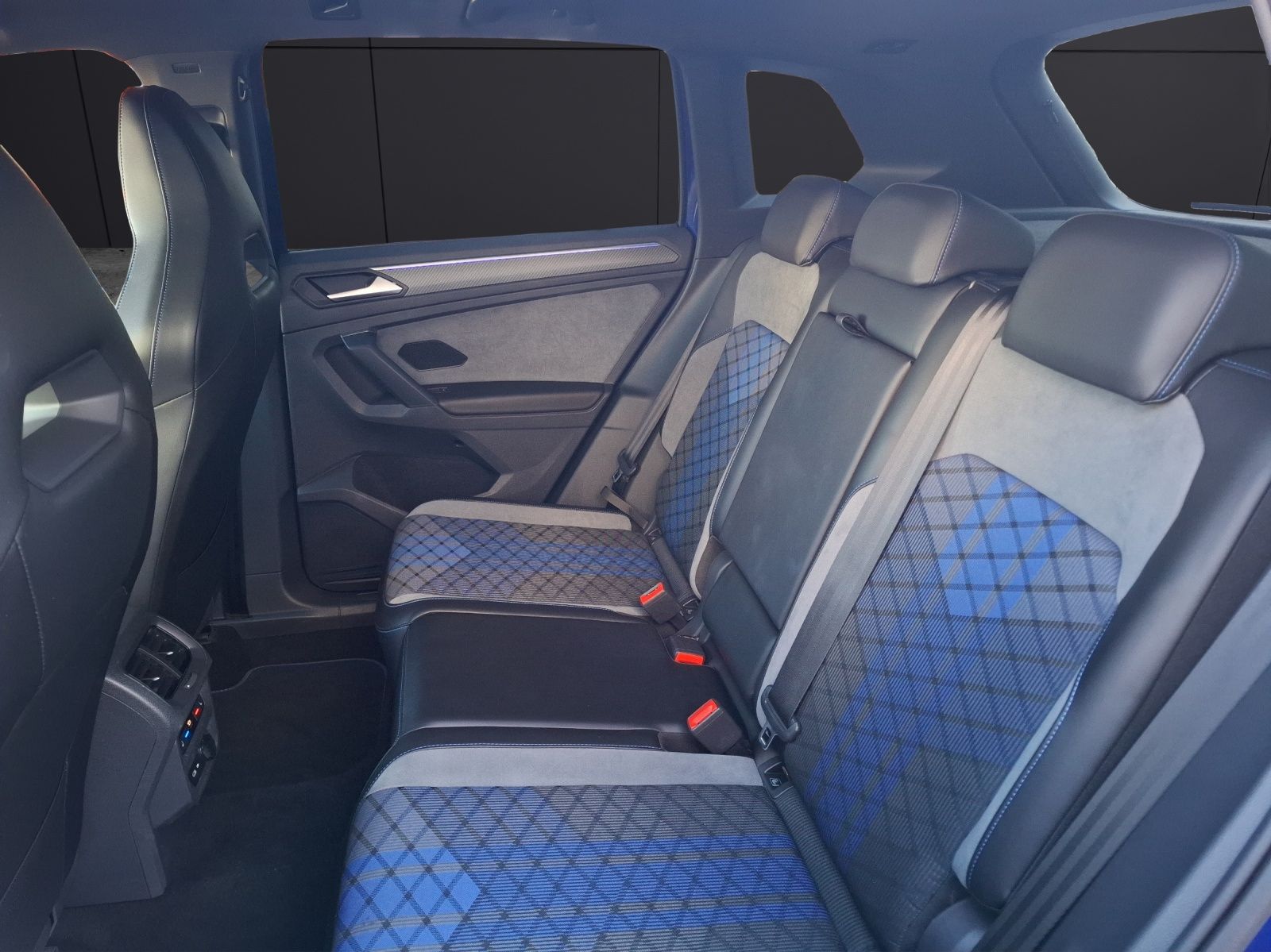 Fahrzeugabbildung Volkswagen Tiguan R DSG 4M Matrix AHK Navi AID ACC RFK SH 2