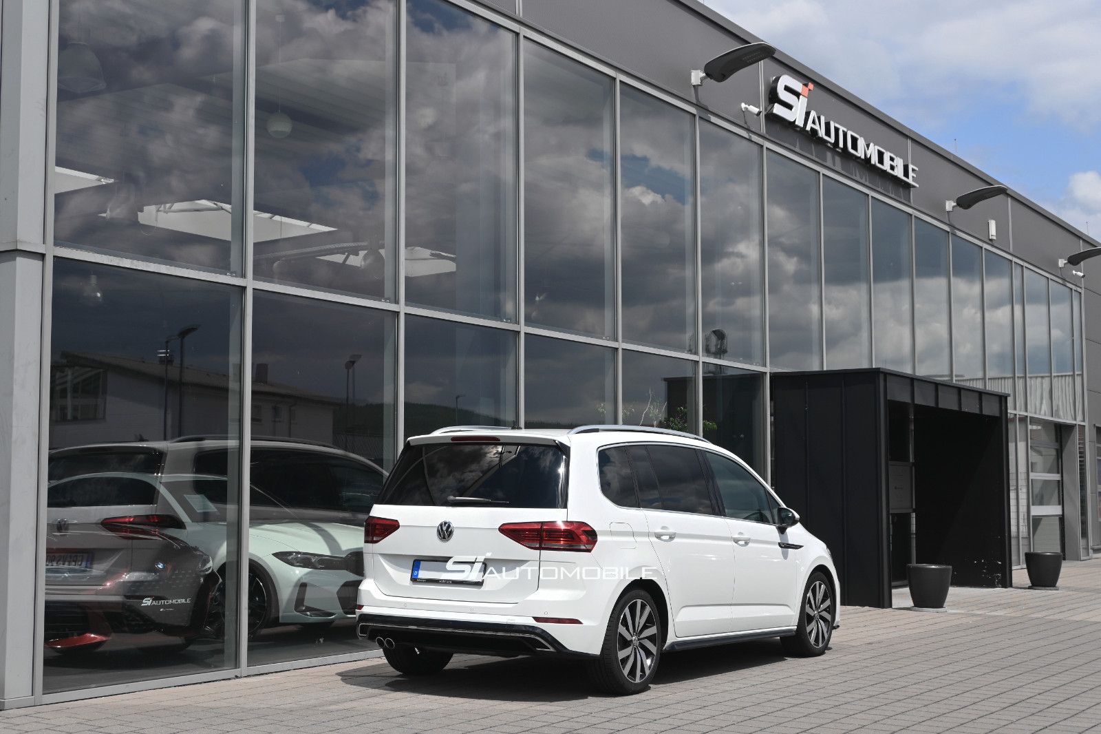 Fahrzeugabbildung Volkswagen Touran 2.0 TDI DSG R-Line °ACC°AHK°PANORAMA°KAM°