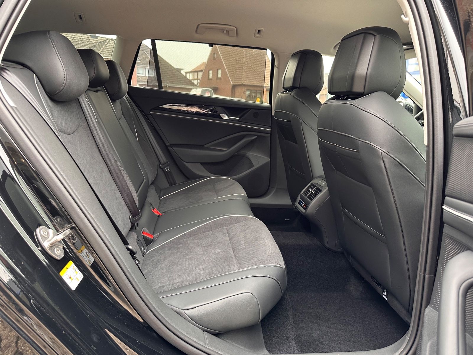 Fahrzeugabbildung Volkswagen Passat Variant 2.0 TDI Elegance Matrix/AHK/Navi