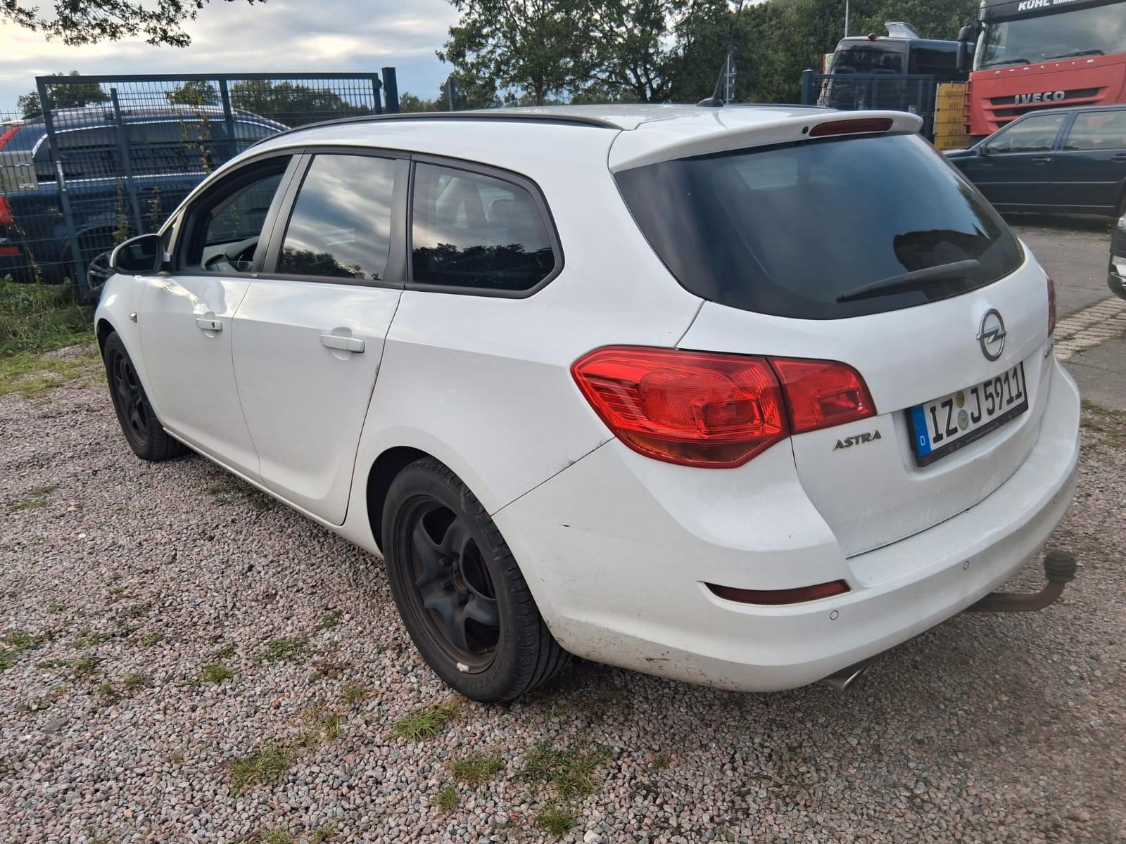 Opel Astra 2011 — photo 6