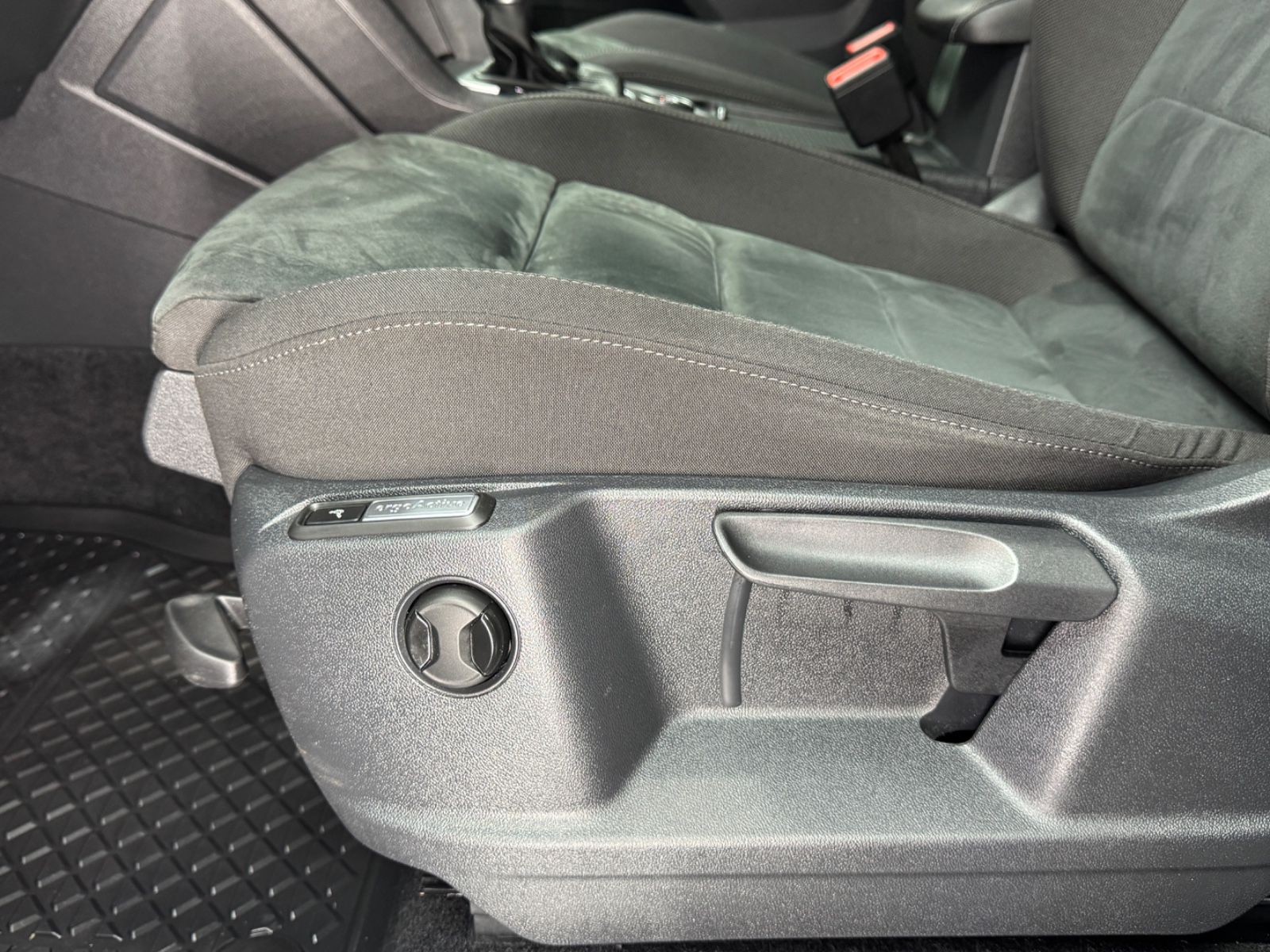 Fahrzeugabbildung Volkswagen Tiguan Highline 4Motion|MASSAGE|AHK|HEAD-UP|DSG|