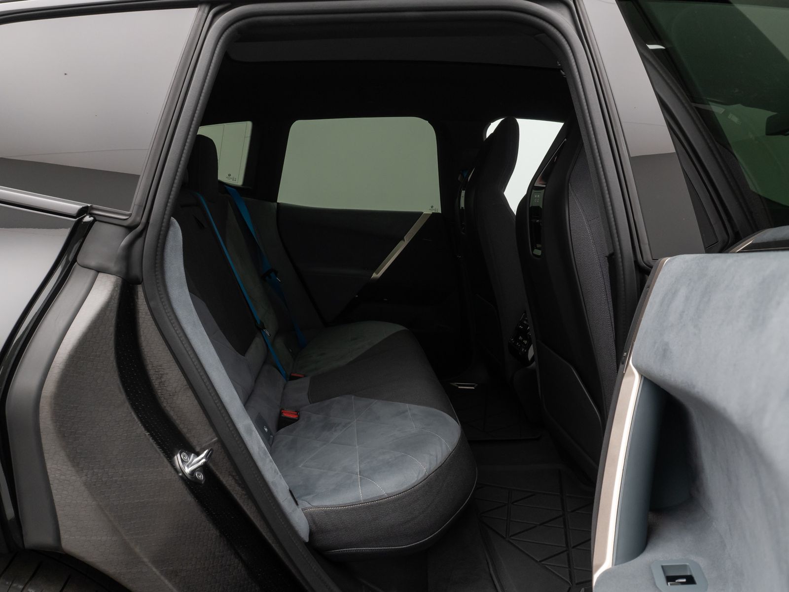 Fahrzeugabbildung BMW iX xD40 SkyLounge H/K 360° Laser ACC DAB 22Zoll