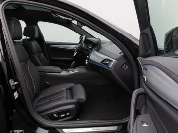 Fahrzeugabbildung BMW 530d Luxury Line Panorama Laser Kamera HUD HiFi