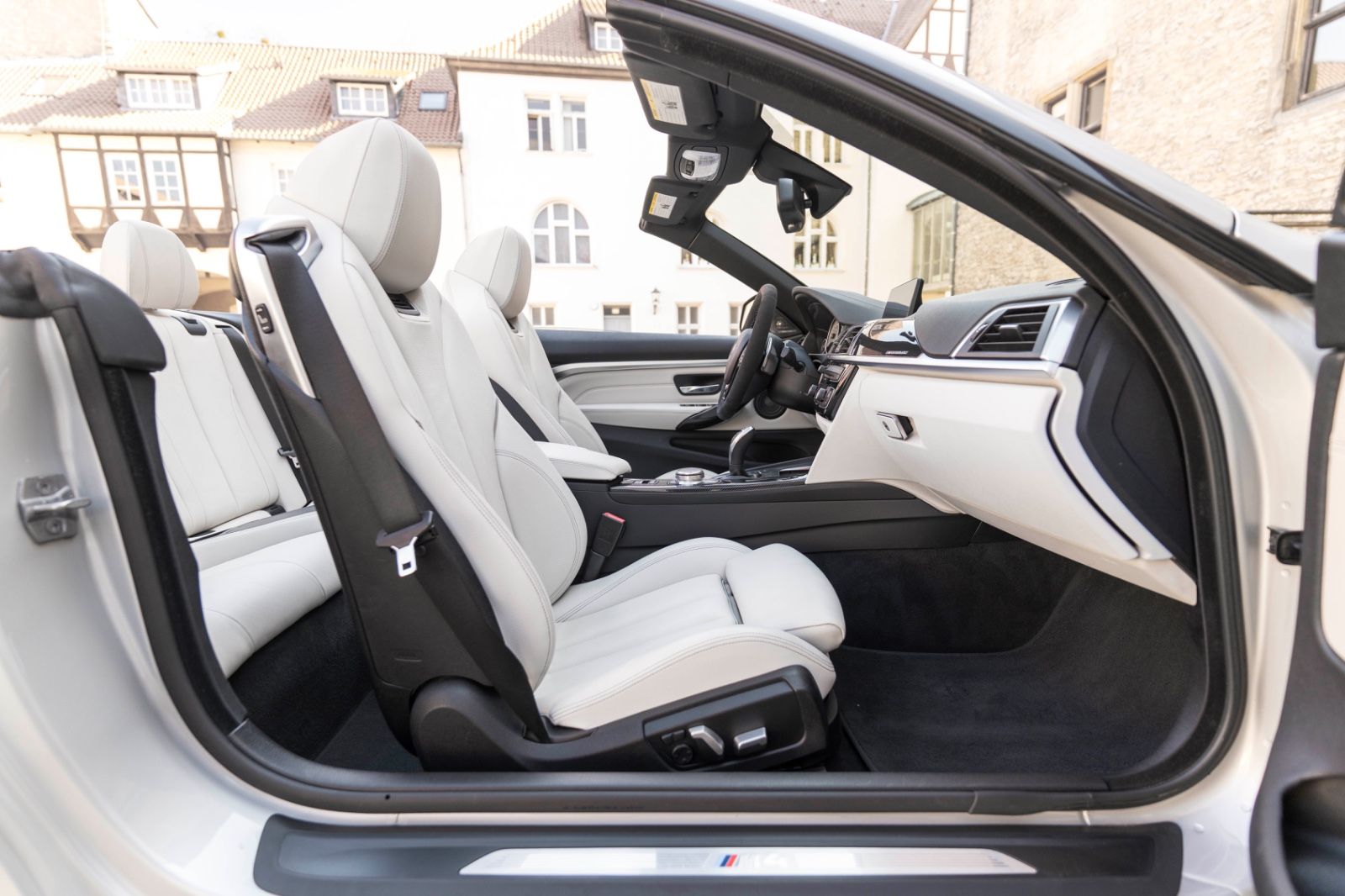 Fahrzeugabbildung BMW 430I Cabrio M-PERFORMANCE HUD H&K KAM CARPLAY