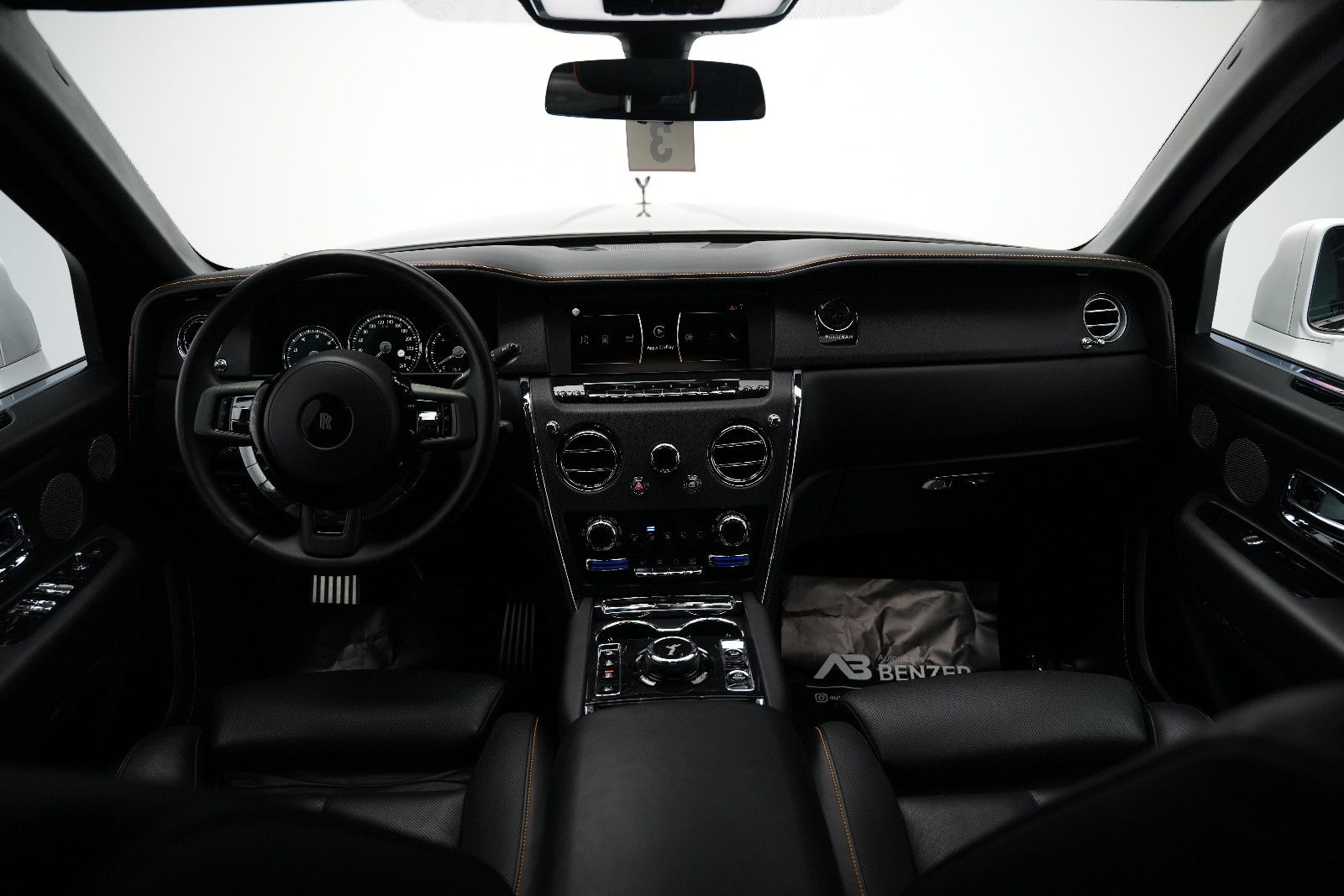 Fahrzeugabbildung Rolls-Royce Cullinan/NOVITEC/WIDEBODY/24''/FOND-TV/STERNEHIM