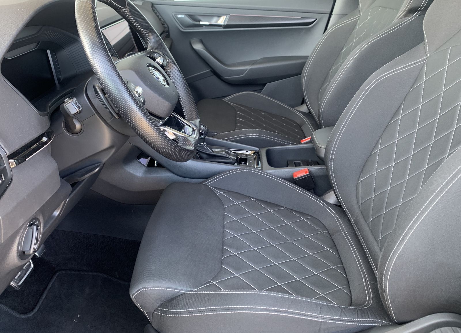 Fahrzeugabbildung SKODA Karoq 2.0 TDI*Sportline*4x4*AHK*LED*CANTON*ACC*