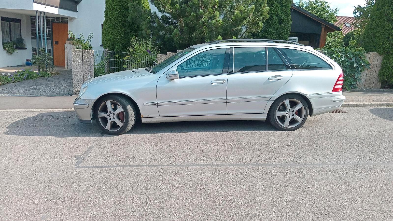 Mercedes-Benz C320 2005 — салон