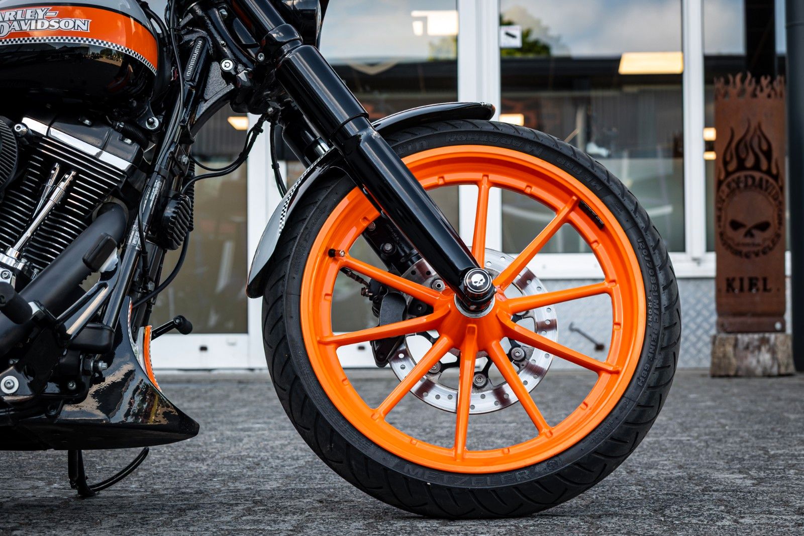 Fahrzeugabbildung Harley-Davidson FXSB Breakout 103 - Kesstech/Airride/Heckumbau -