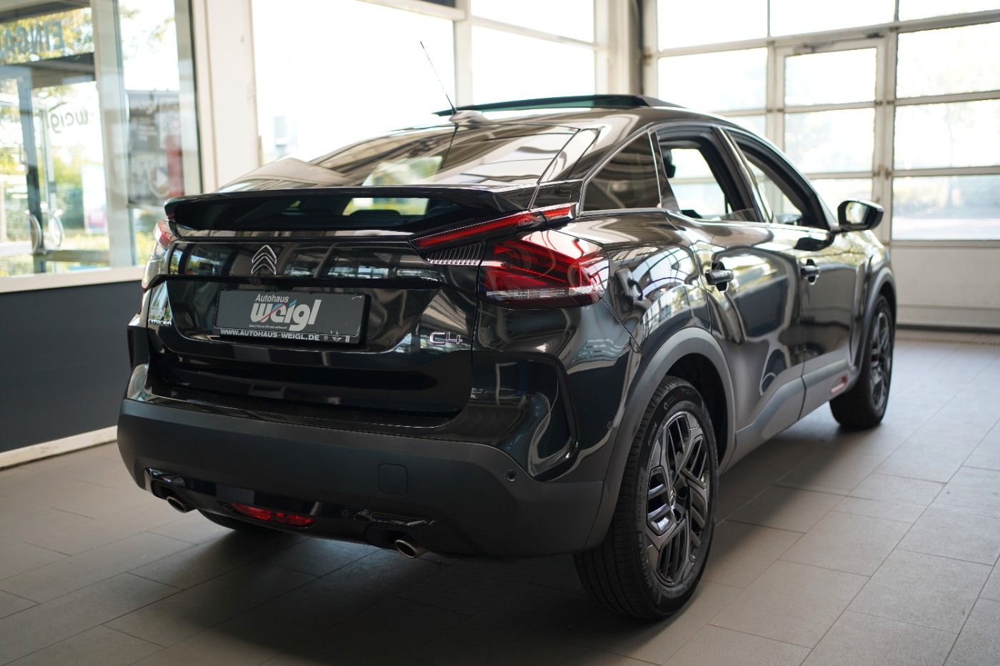 Fahrzeugabbildung Citroën C4 PureTech 155 EAT8 Shine Automatik Leder Navi