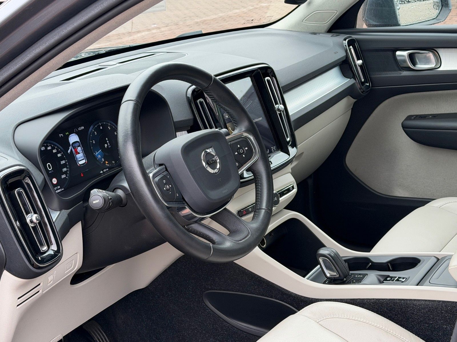 Fahrzeugabbildung Volvo XC40 T4 Momentum AWD *Nav*Totwinkel*AHK*LED*360°