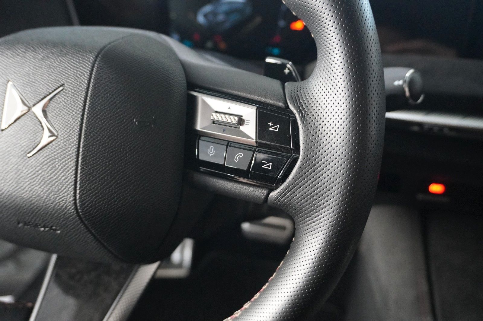 Fahrzeugabbildung DS Automobiles DS4 DS 4 E-Tense PERFORM. LINE PHEV NAVI/LED/DAB