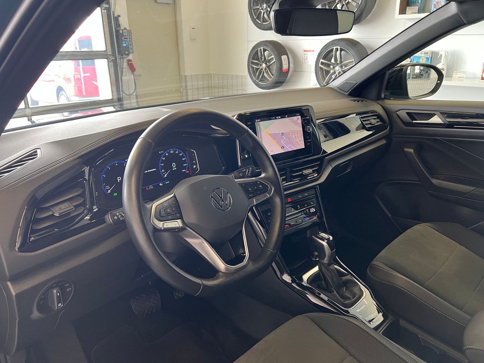 Fahrzeugabbildung Volkswagen T-Roc Style 1.5 TSI DSG *Garantie, AHK, Black St