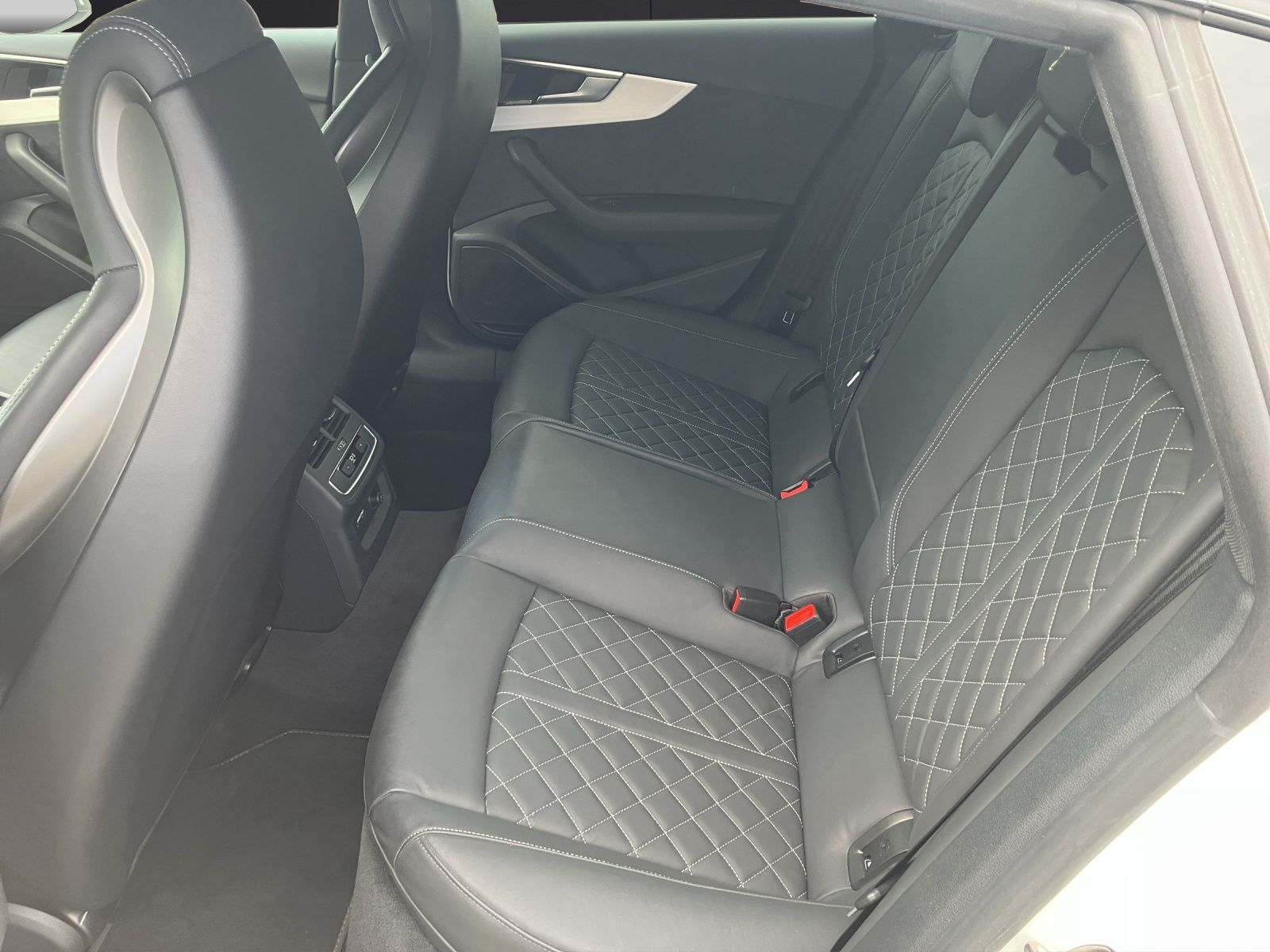 Fahrzeugabbildung Audi A5 Sportback 40 TFSI quattro S line AHZV MATRIX