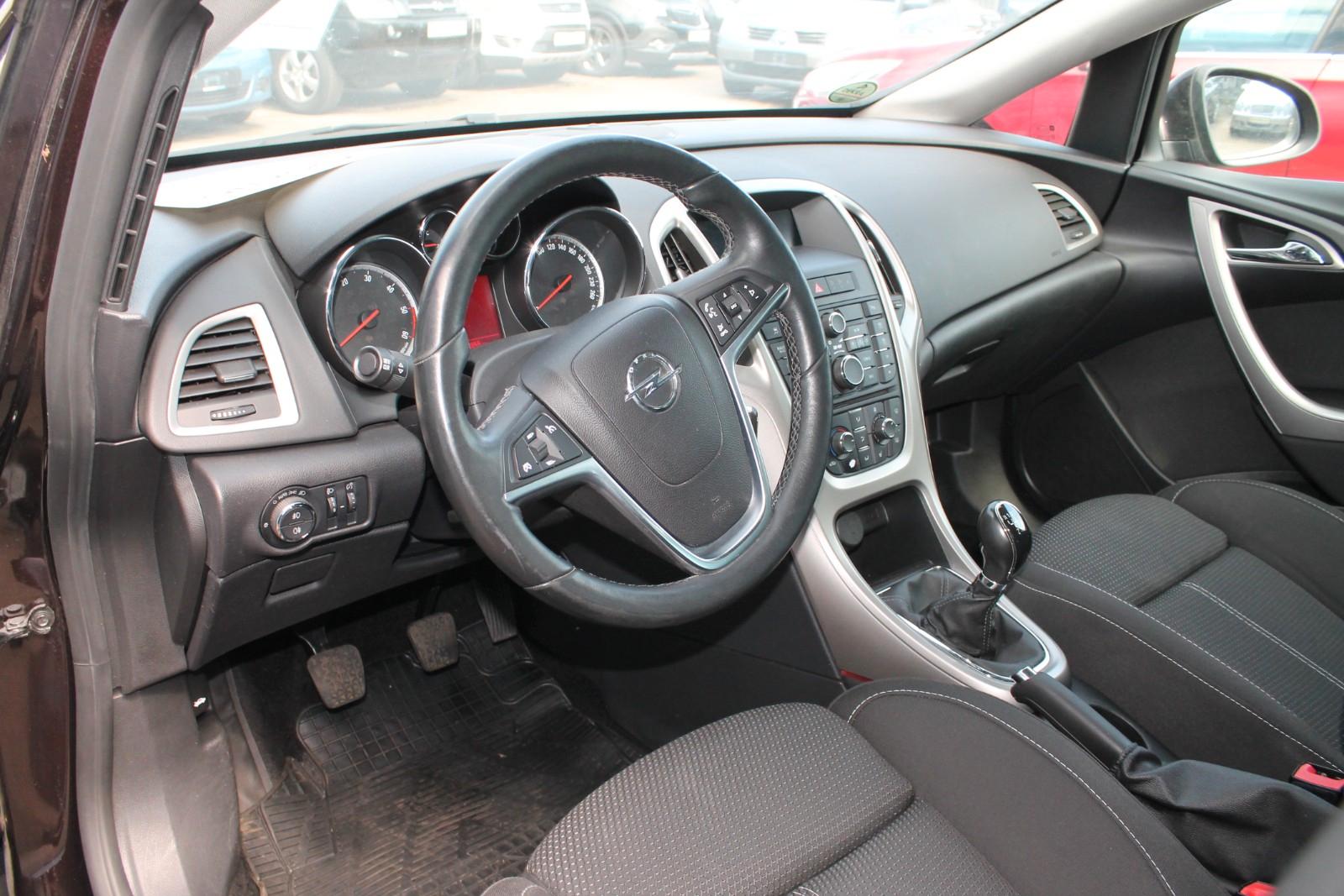 Opel Astra 2011 — photo 11