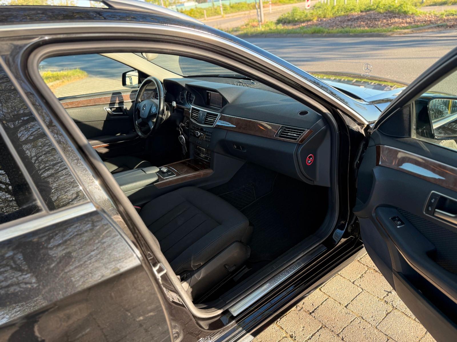 Mercedes-Benz E 220 CDI T-Modell  BlueEfficiency NAVI KLIMA PD