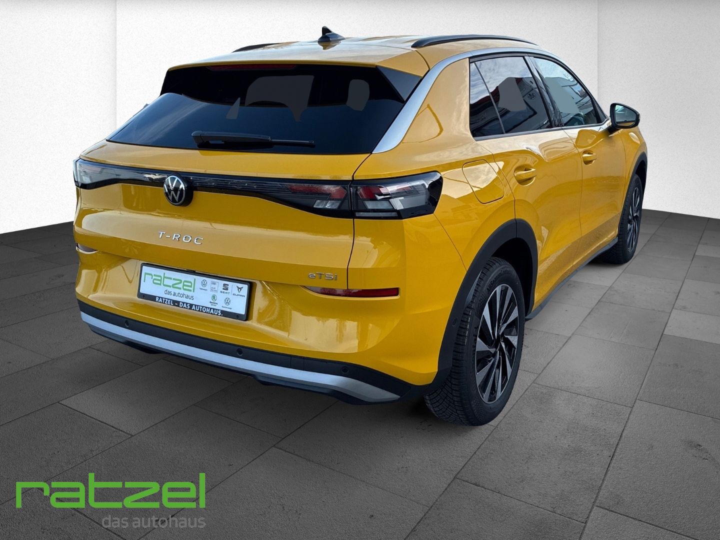 Fahrzeugabbildung Volkswagen T-Roc LIFE 1.5 eTSI Allwetter+Navi+SHZ+PDC
