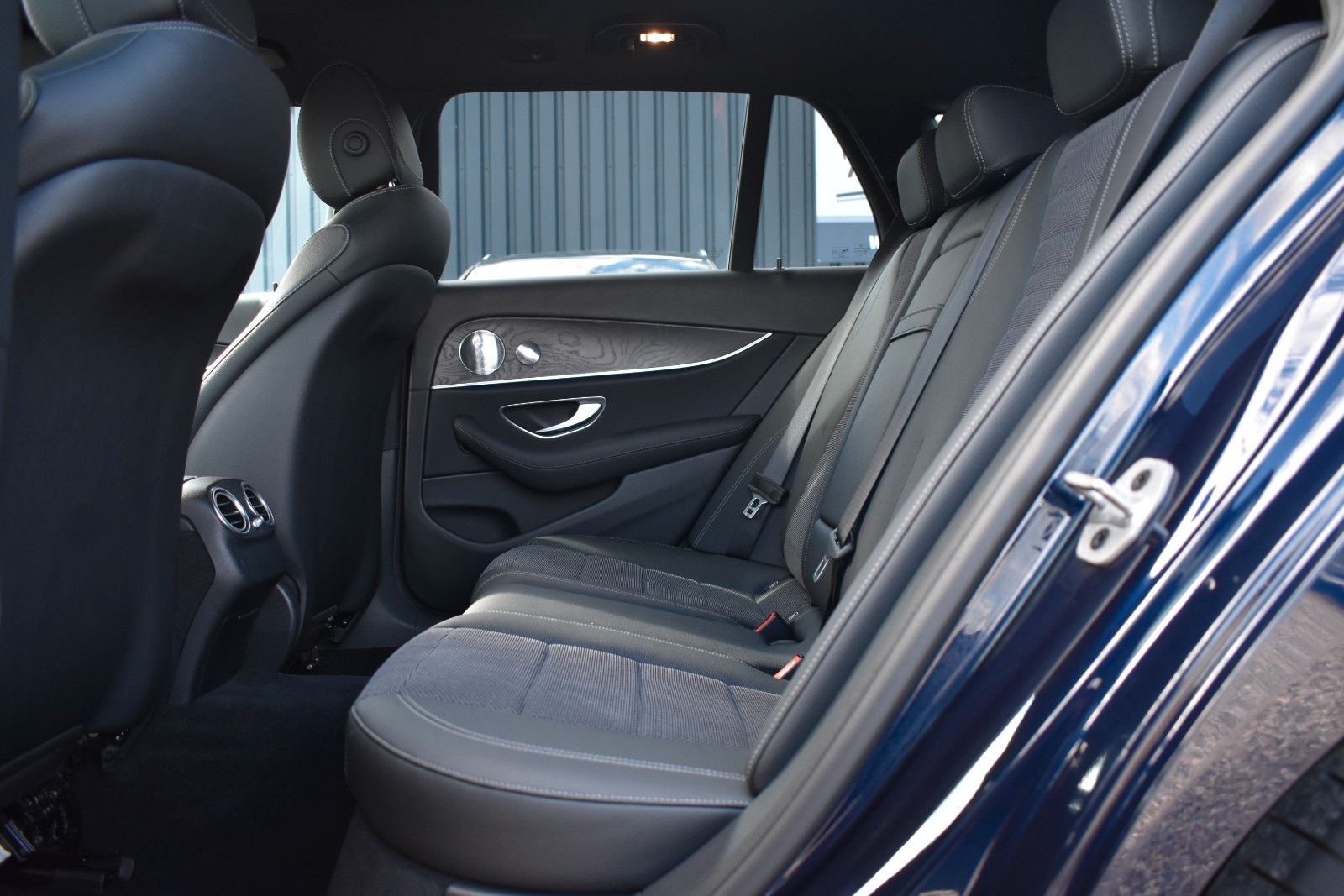 Fahrzeugabbildung Mercedes-Benz E 350d T-Modell HUD/BURMESTER/CARPLAY/LED/KAMERA