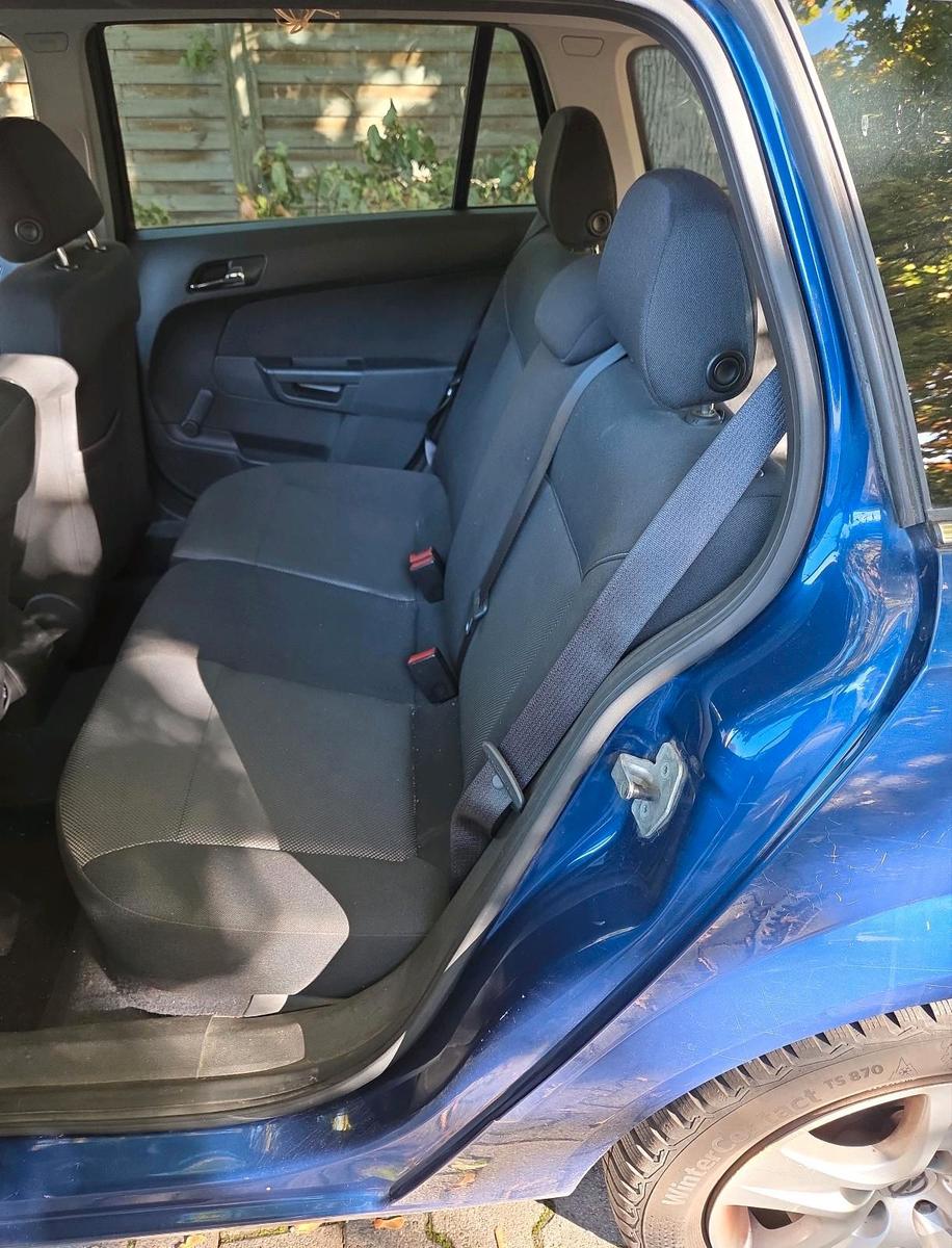Opel Astra 2010 — photo 9