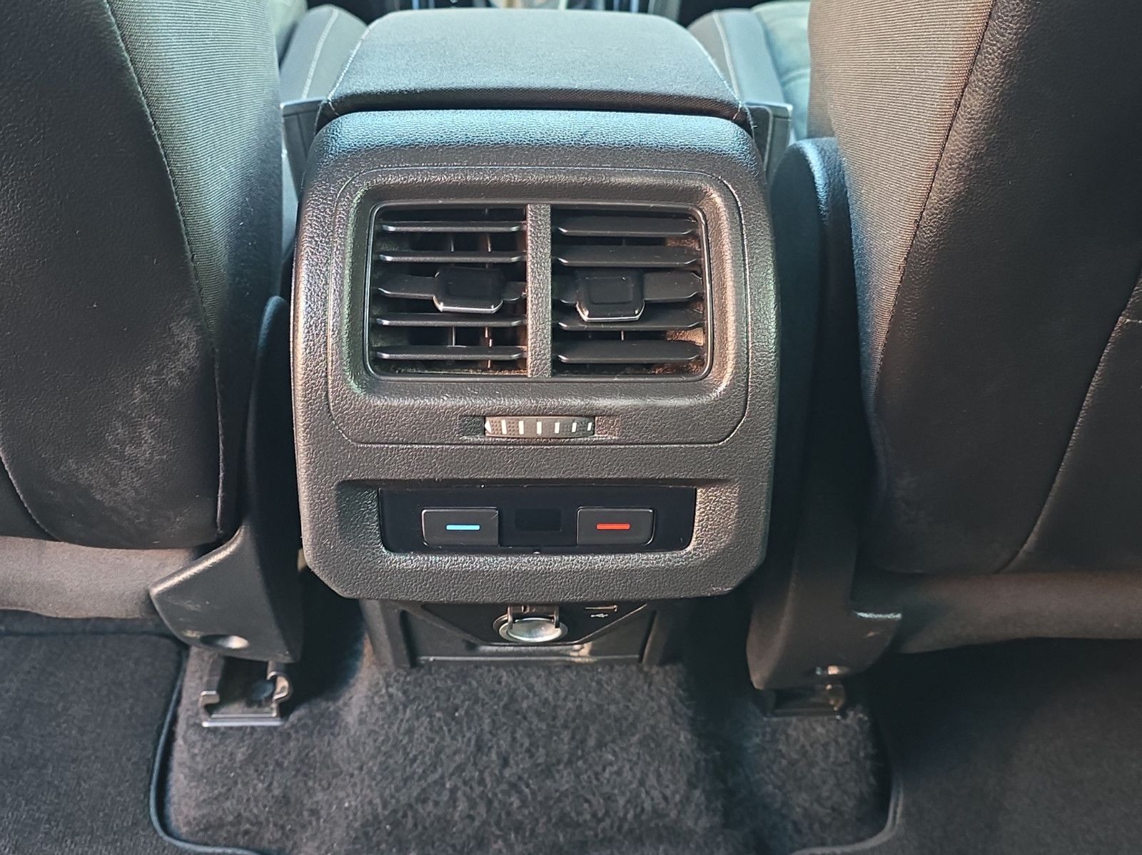 Fahrzeugabbildung Volkswagen Touran Highline+NAVI+LEDER+LED+AHK+TEMPOMAT+DSG