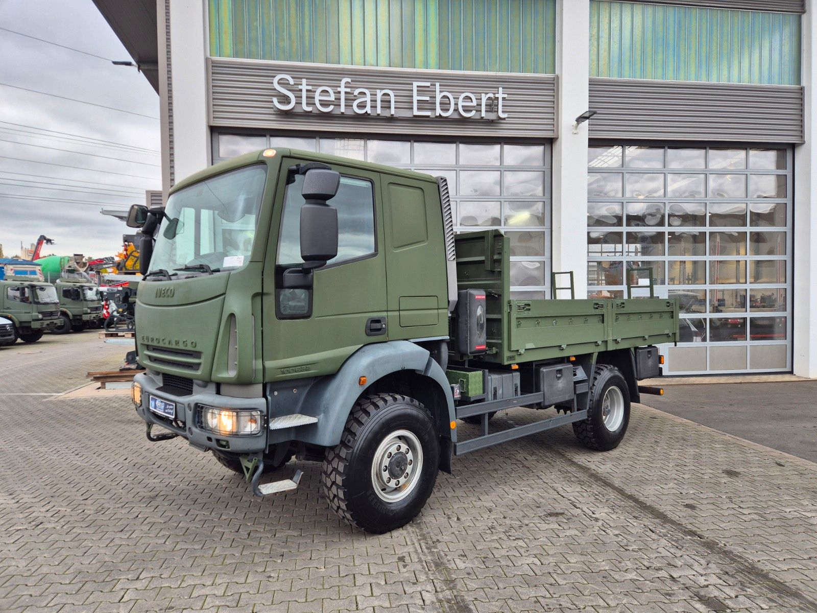 Fahrzeugabbildung Iveco Eurocargo ML100E22WM-BW 4x4 Pritsche L-Haus Bett