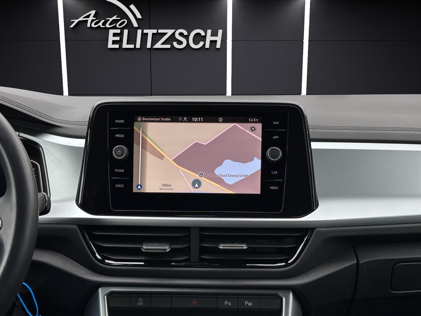 Fahrzeugabbildung Volkswagen T-Roc TSI Life LED NAVI RFK PDC SHZ LM