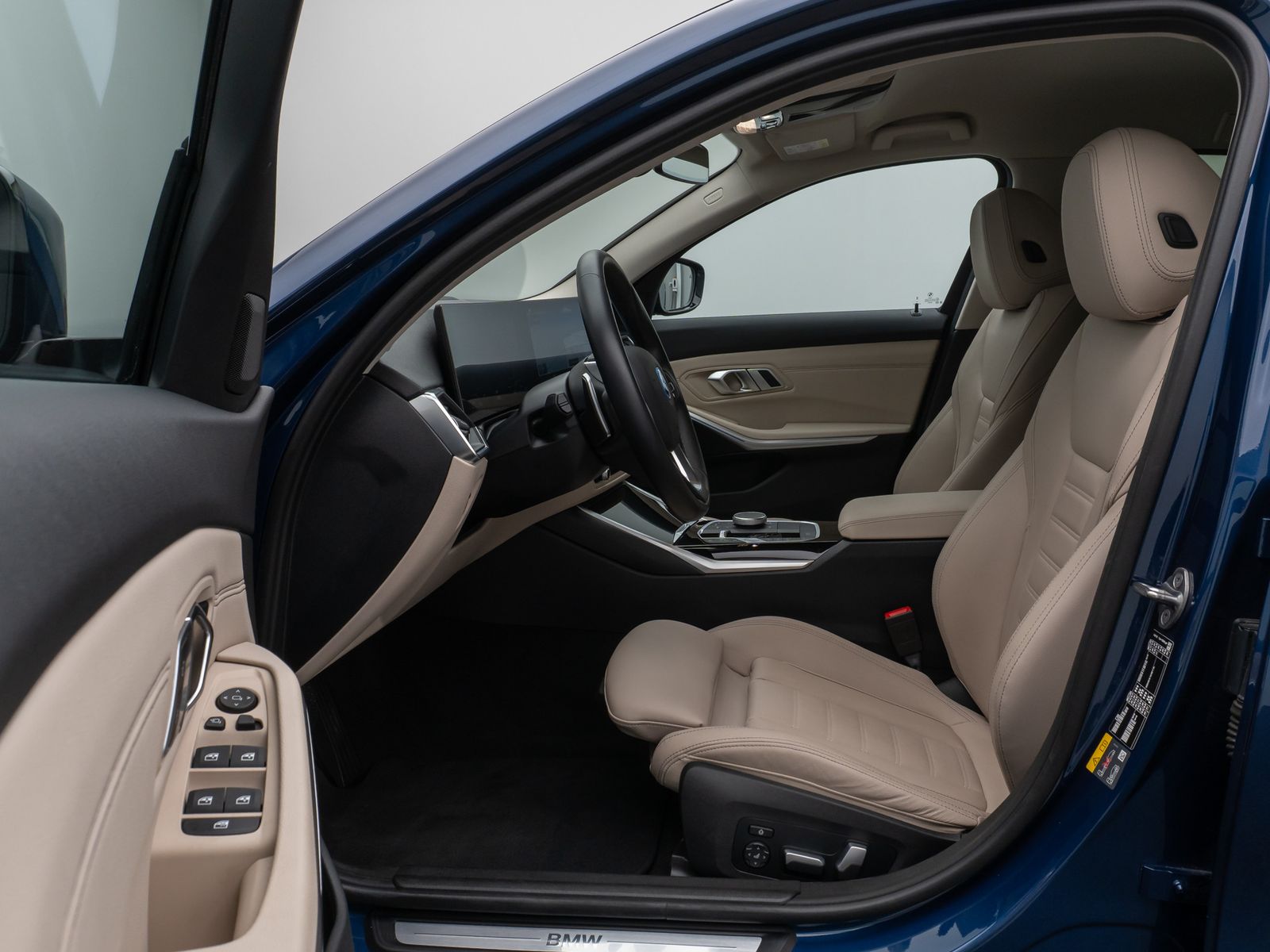 Fahrzeugabbildung BMW 330e xD Kamera HUD DAB HiFi Stop&Go AHK Sport