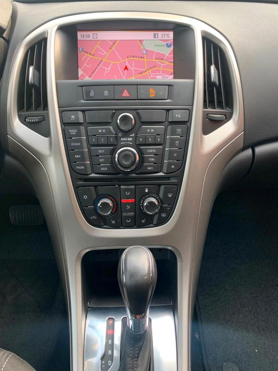 Opel Astra 2011 — photo 13