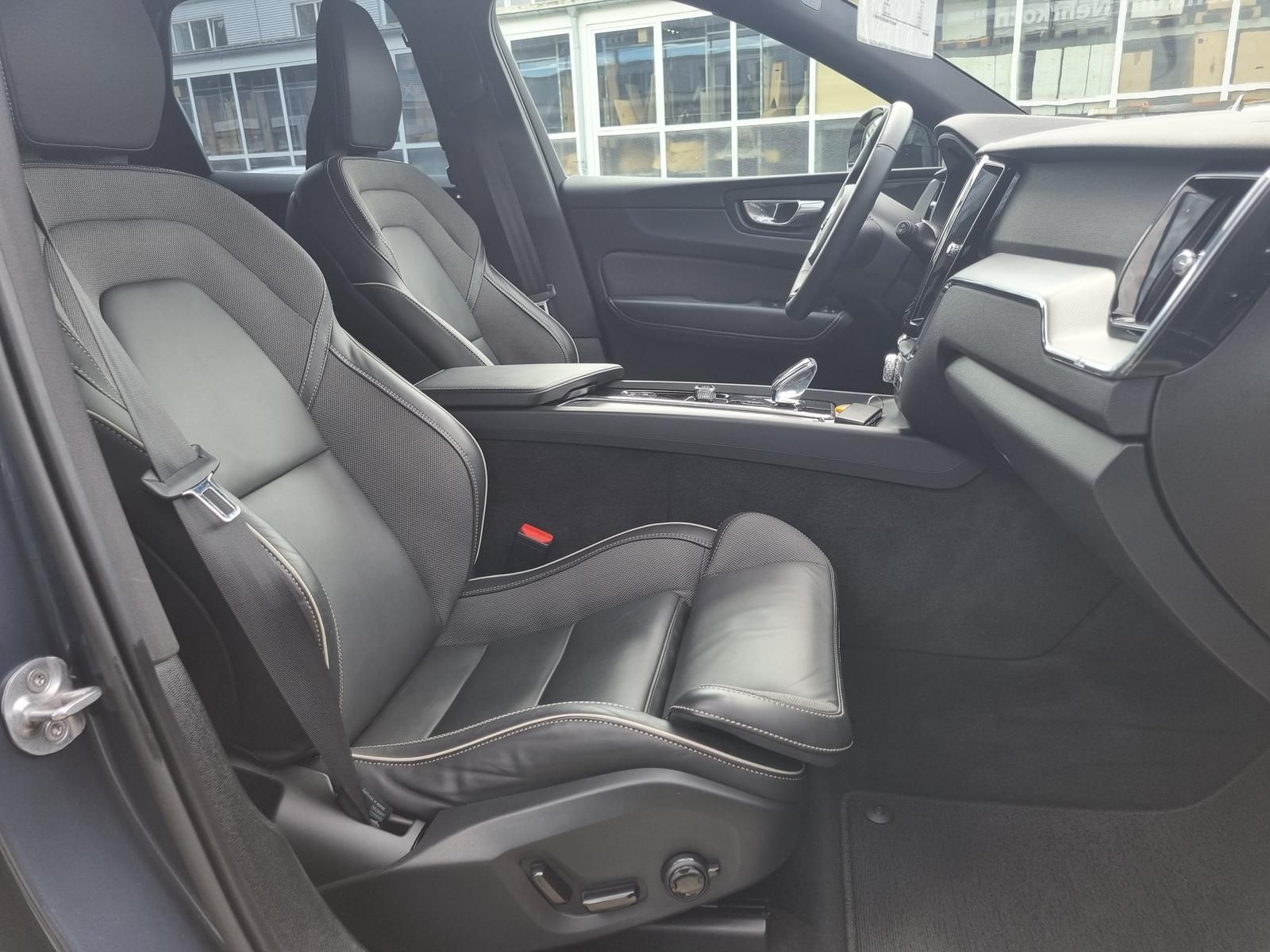 Fahrzeugabbildung Volvo XC60 B4 Diesel AWD Plus Dark 'AHK'