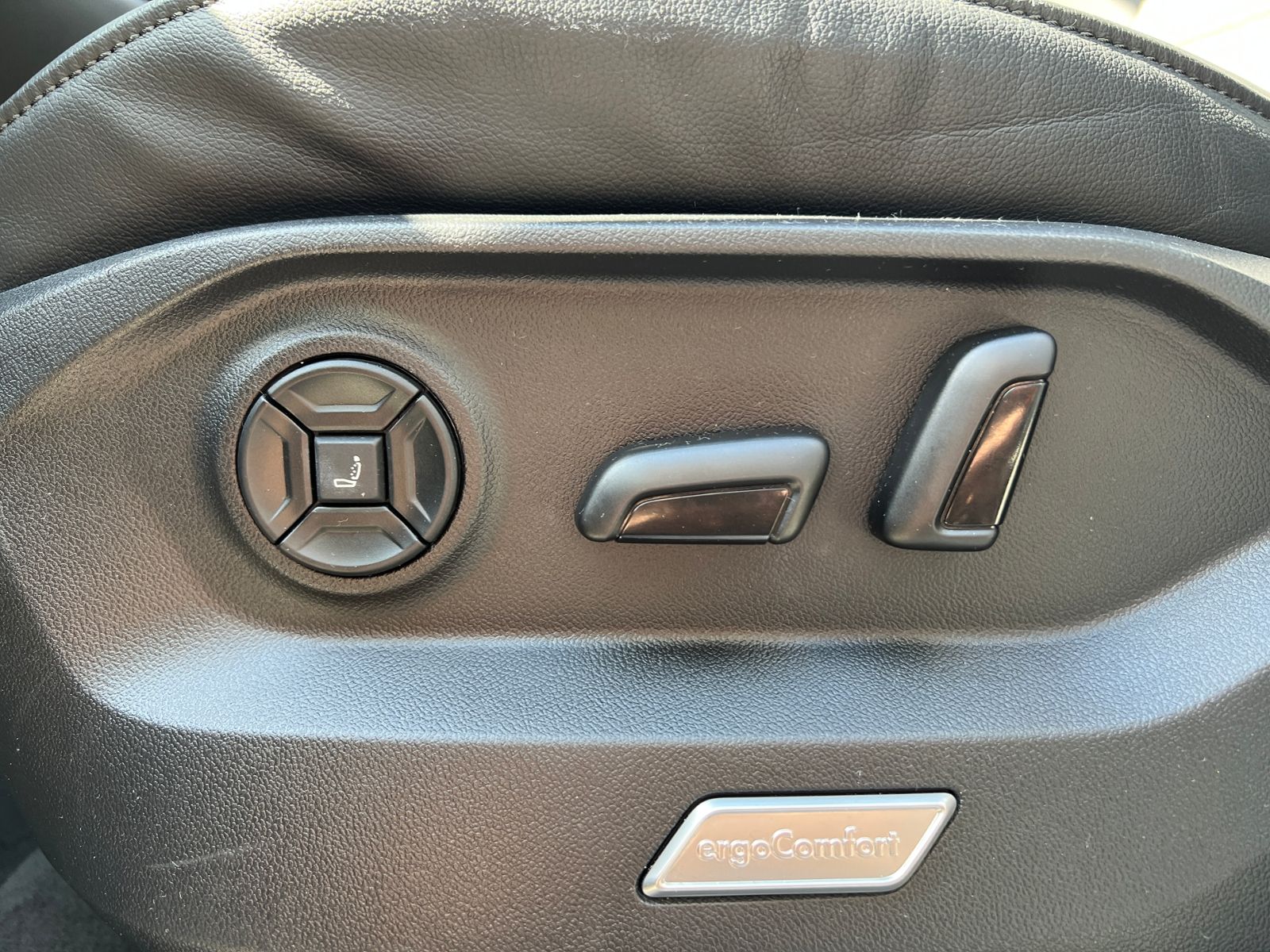 Fahrzeugabbildung Volkswagen Touareg R-Line 3.0 TDI 4MOTION *AHK, Luft, Pano,