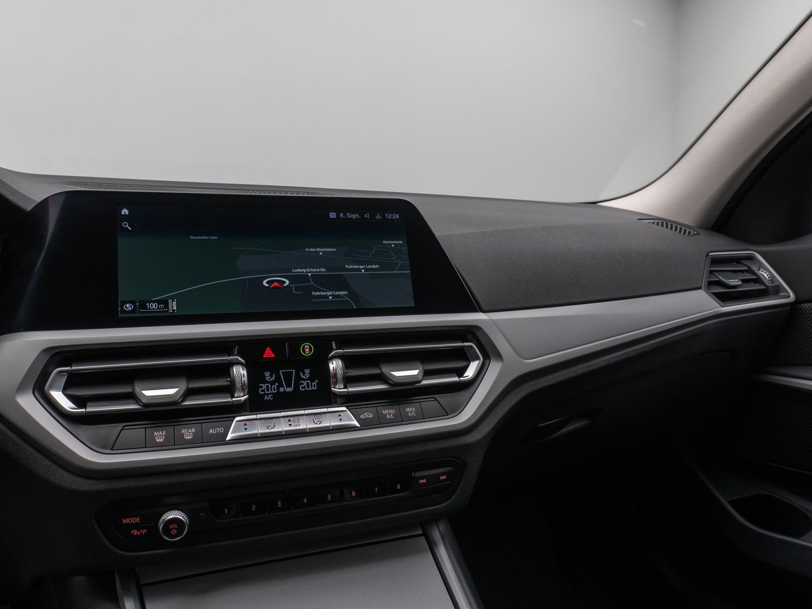 Fahrzeugabbildung BMW 330i HUD DAB CockPitPro DrivAssist PDC LED Alarm