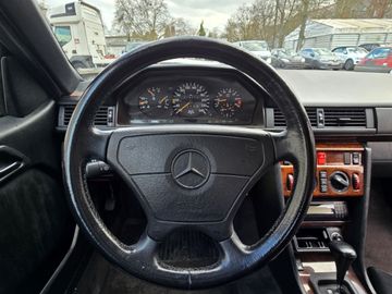 Mercedes E 220 - 12