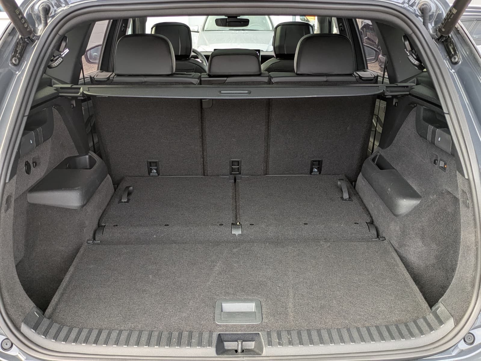 Fahrzeugabbildung Volkswagen Tayron 2.0 TDI 4M R-Line BLACK*7S*IQ*LEDER*PANO