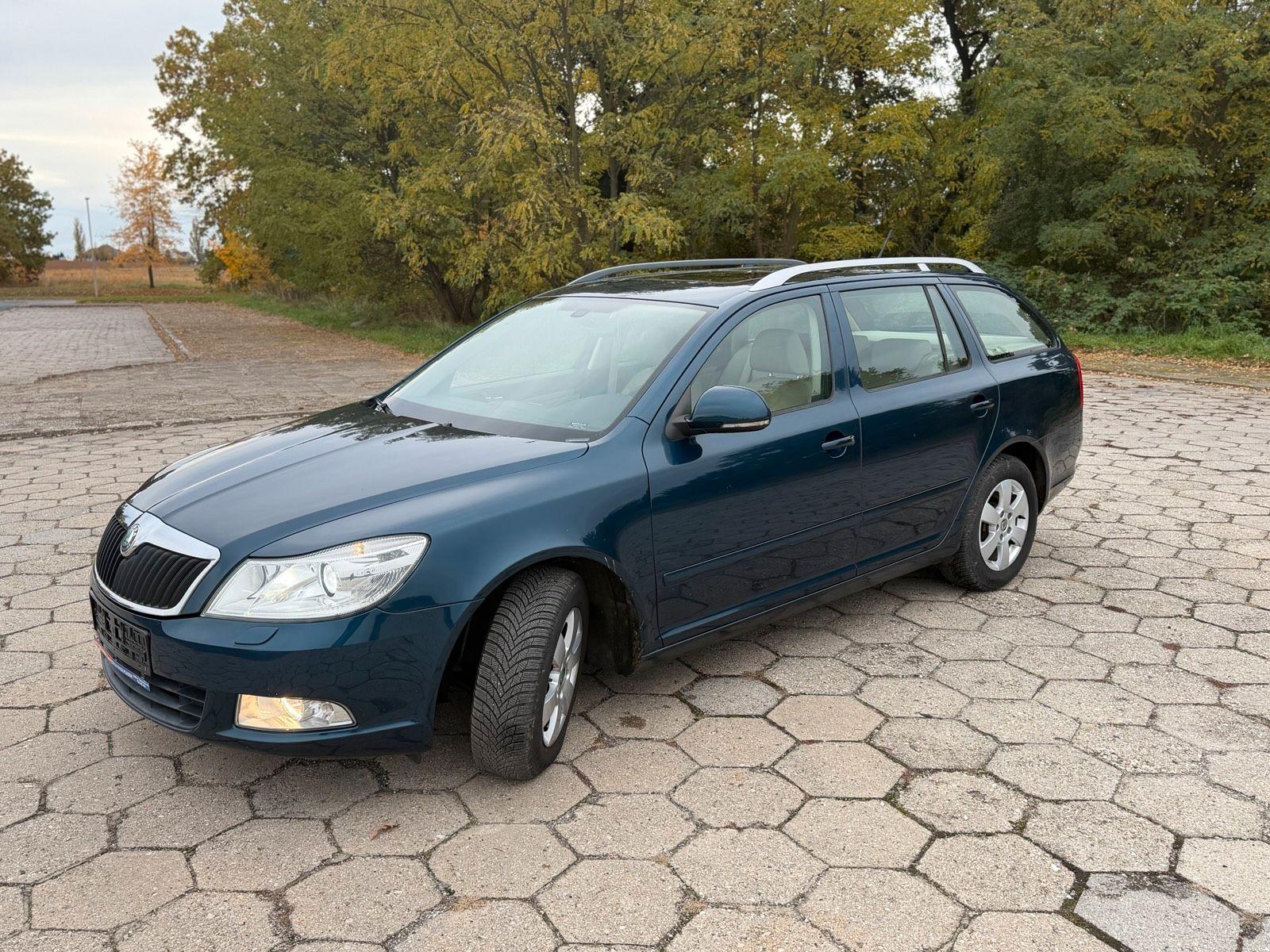 Skoda Octavia 2012 — rear view