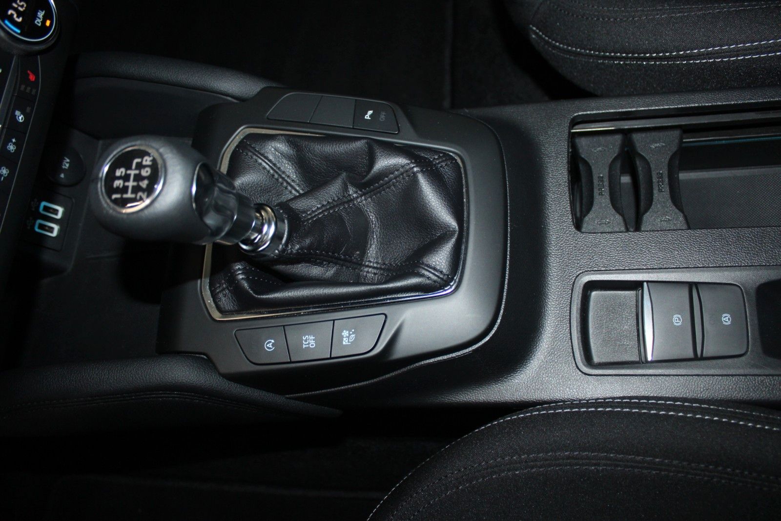 Fahrzeugabbildung Ford Focus Titanium LED WinterPaket DAB NAVI 1.Hand