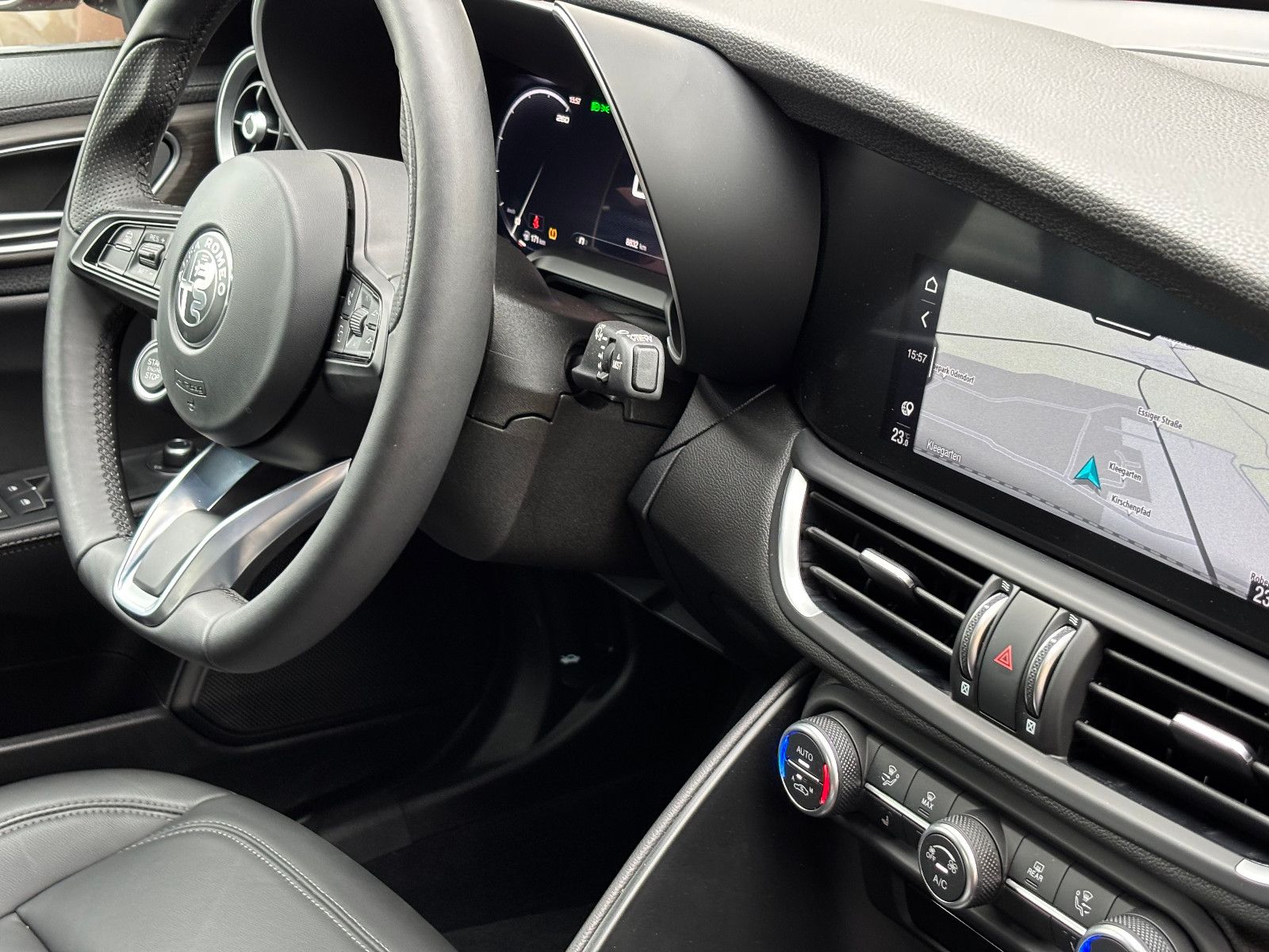 Fahrzeugabbildung Alfa Romeo Giulia Ti Q4/MEMORY/ACC/NAVI/KAMERA/SHZ